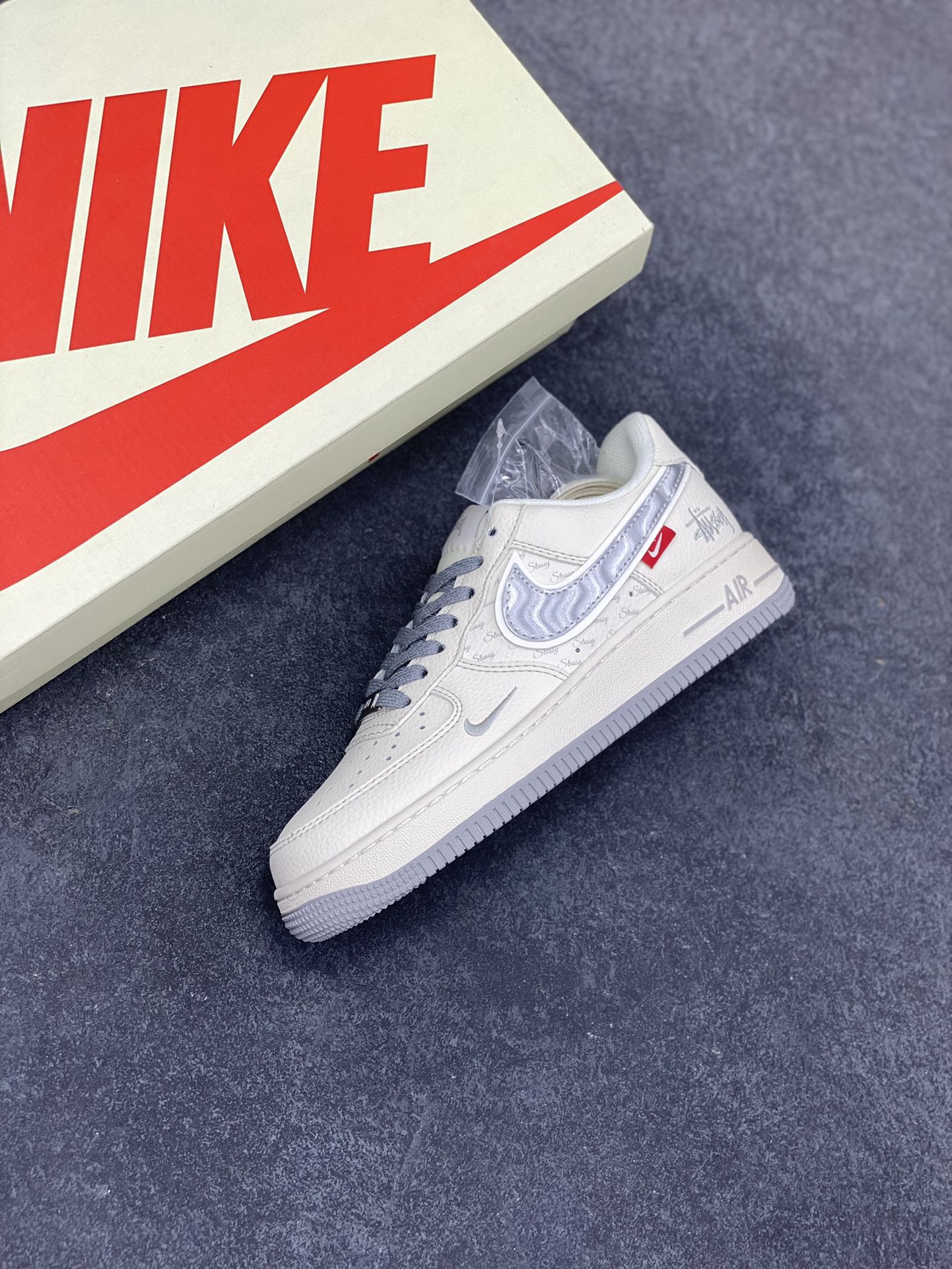 图片[7]-NIke Air Force 1 \’07 Low “斯图西联名——灰银勾”空军一号 低帮 运动鞋 休闲鞋 折边针车 工艺难度大 原楦头原纸板 原装鞋盒 定制五金配件 内置全掌气垫 原厂鞋底 货号：XX3168-209 尺码：36 36.5 37.5 38 38.5 39 40 40.5 41 42 42.5 43 44 44.5 45-选品中心