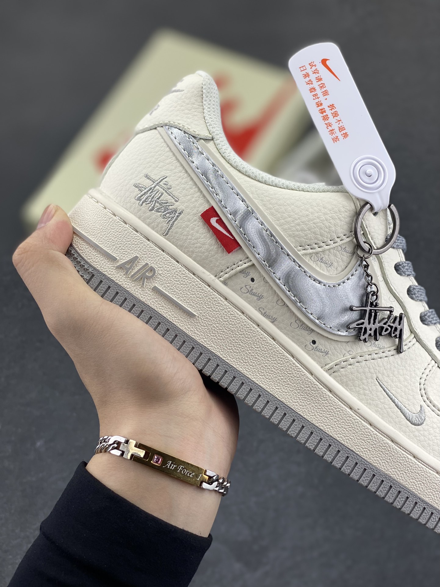 图片[6]-NIke Air Force 1 \’07 Low “斯图西联名——灰银勾”空军一号 低帮 运动鞋 休闲鞋 折边针车 工艺难度大 原楦头原纸板 原装鞋盒 定制五金配件 内置全掌气垫 原厂鞋底 货号：XX3168-209 尺码：36 36.5 37.5 38 38.5 39 40 40.5 41 42 42.5 43 44 44.5 45-选品中心