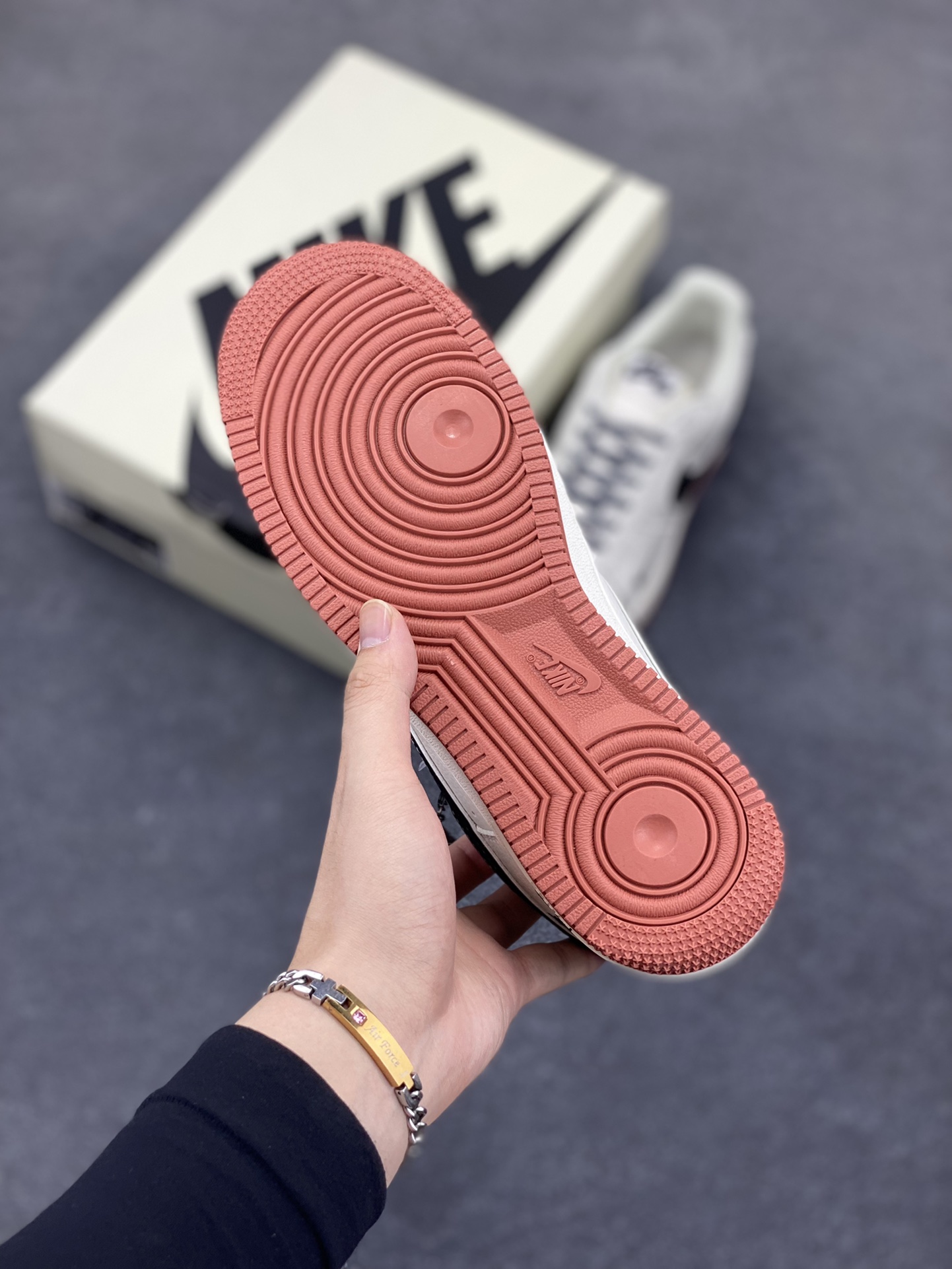 图片[5]-NIke Air Force 1 \’07 Low “NIKE联名——米黑生胶”空军一号 低帮 运动鞋 休闲鞋 折边针车 工艺难度大 原楦头原纸板 原装鞋盒 定制五金配件 内置全掌气垫 原厂鞋底 货号：CS5288-021 尺码：36 36.5 37.5 38 38.5 39 40 40.5 41 42 42.5 43 44 44.5 45-选品中心