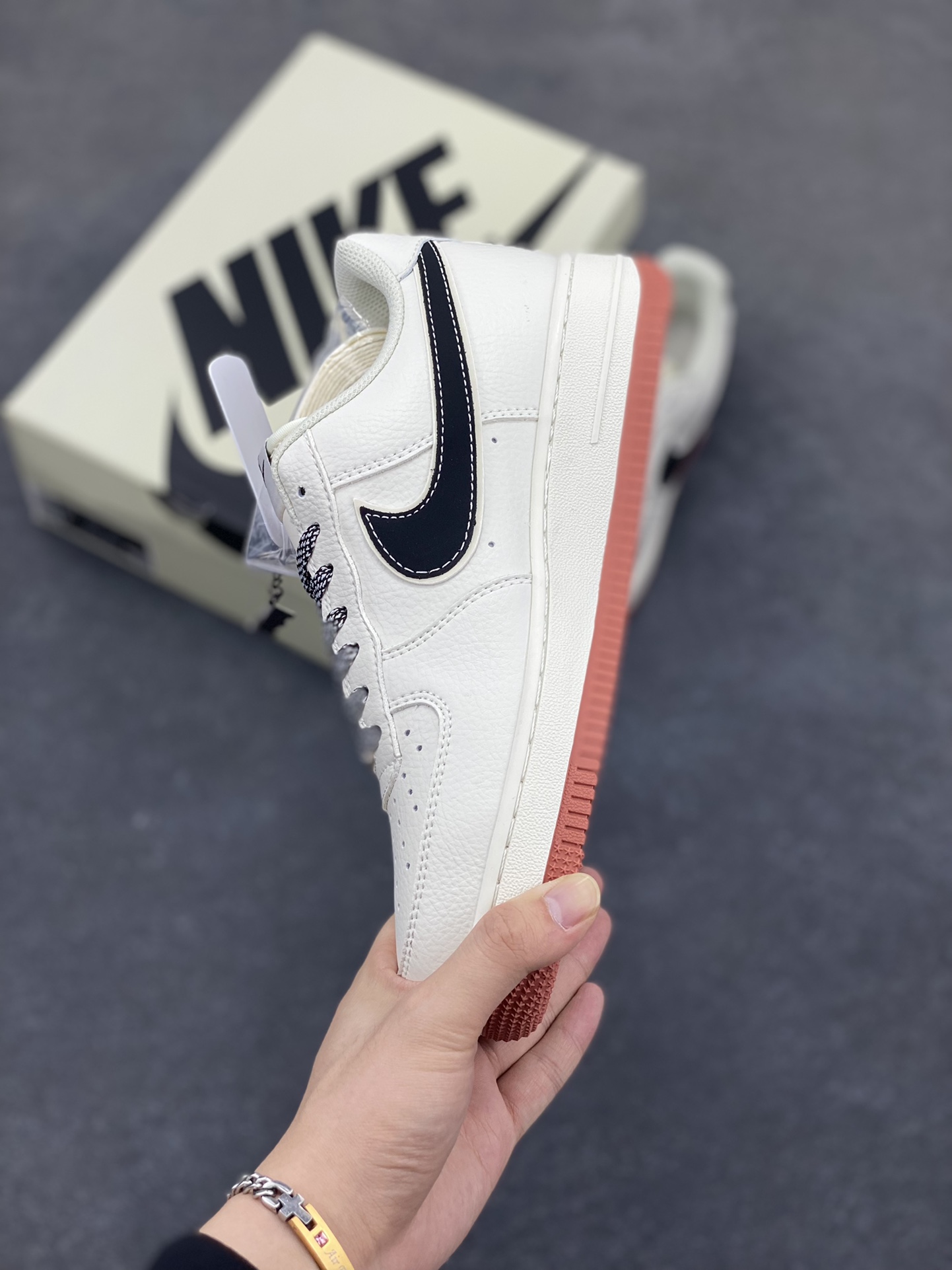 图片[3]-NIke Air Force 1 \’07 Low “NIKE联名——米黑生胶”空军一号 低帮 运动鞋 休闲鞋 折边针车 工艺难度大 原楦头原纸板 原装鞋盒 定制五金配件 内置全掌气垫 原厂鞋底 货号：CS5288-021 尺码：36 36.5 37.5 38 38.5 39 40 40.5 41 42 42.5 43 44 44.5 45-选品中心