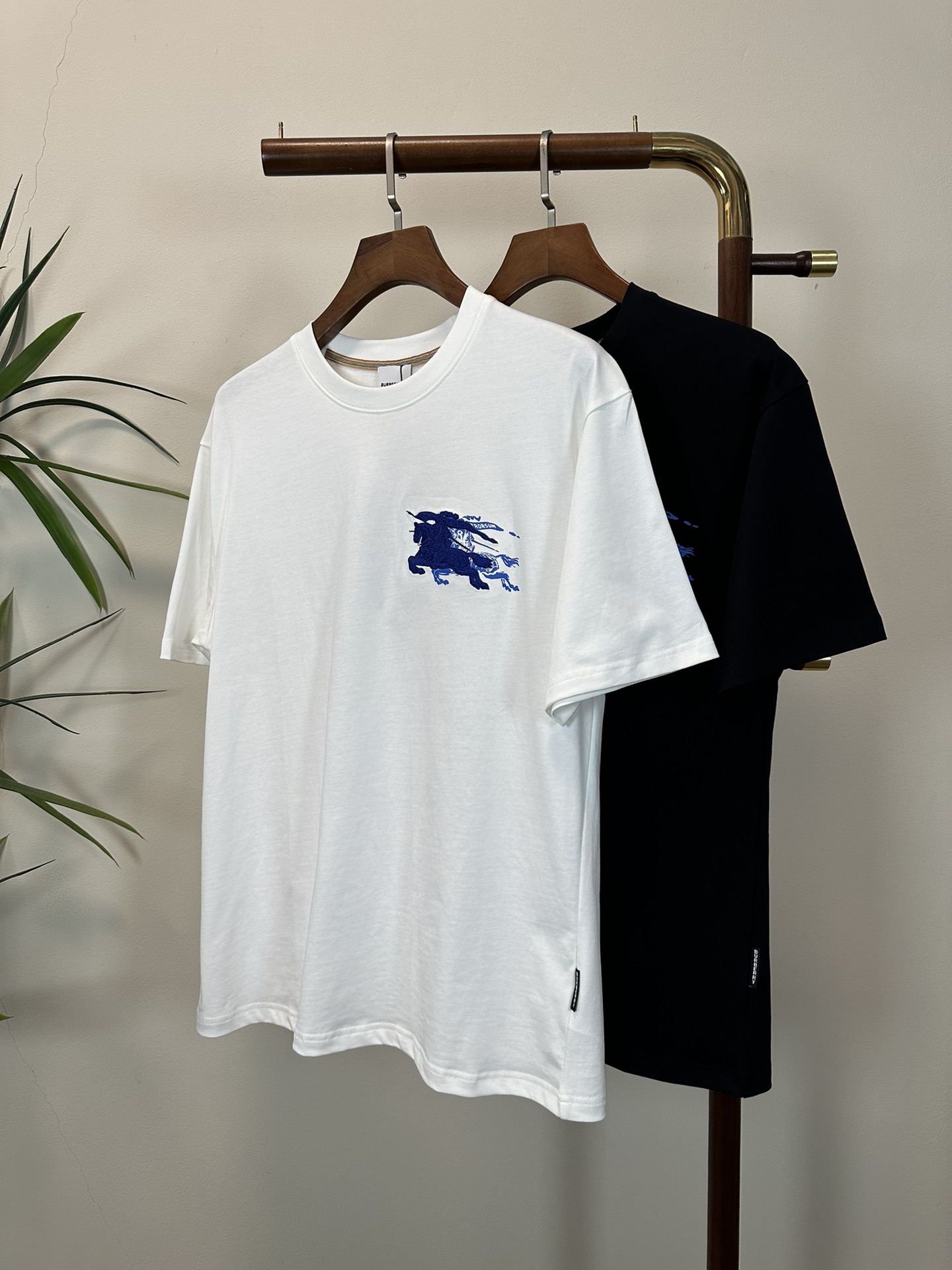 NO:423560,Burberry 2025 new round neck short-sleeved T-shirt high-end version!  Customized fabrics for counters are breathable and comfortable, with impeccable details, and the brand element design concept reflects high quality. The feel is delicate and soft!  It is casually cut, with a great upper body style!  Code number M-3XL, burberry, T-shirt,tees, t-shirt,alexander wang19860909巴宝莉 2025新款 圆领 短袖 T恤 高端版本！专柜定制面料 透气舒适度高,细节无可挑剔,品牌元素设计理念,体现高品质.手感细腻柔软！呈现休闲裁剪,上身版型超赞！ 码数M-3XL,,burberry,T-shirt,tees，t-shirt,alexander wang,Men's clothing