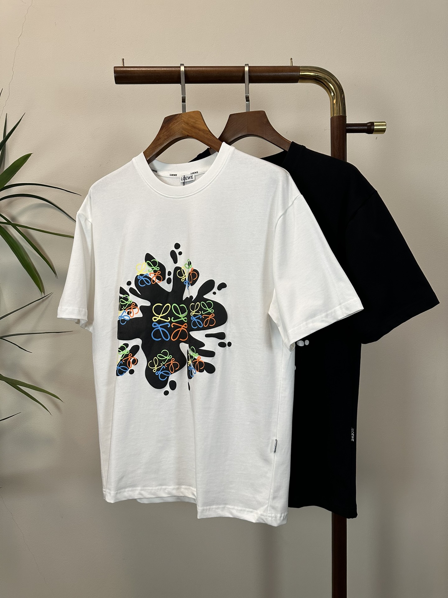 NO:423552,Luo Yiwei 2025 new round neck short-sleeved T-shirt high-end version!  Customized fabrics for counters are breathable and comfortable, with impeccable details, and the brand element design concept reflects high quality. The feel is delicate and soft!  It is casually cut, with a great upper body style!  Code number M-3XL, loewe, T-shirt,tees, t-shirt,alexander wang19860909罗意威 2025新款 圆领 短袖 T恤 高端版本！专柜定制面料 透气舒适度高,细节无可挑剔,品牌元素设计理念,体现高品质.手感细腻柔软！呈现休闲裁剪,上身版型超赞！ 码数M-3XL,,loewe,T-shirt,tees，t-shirt,alexander wang,Men's clothing