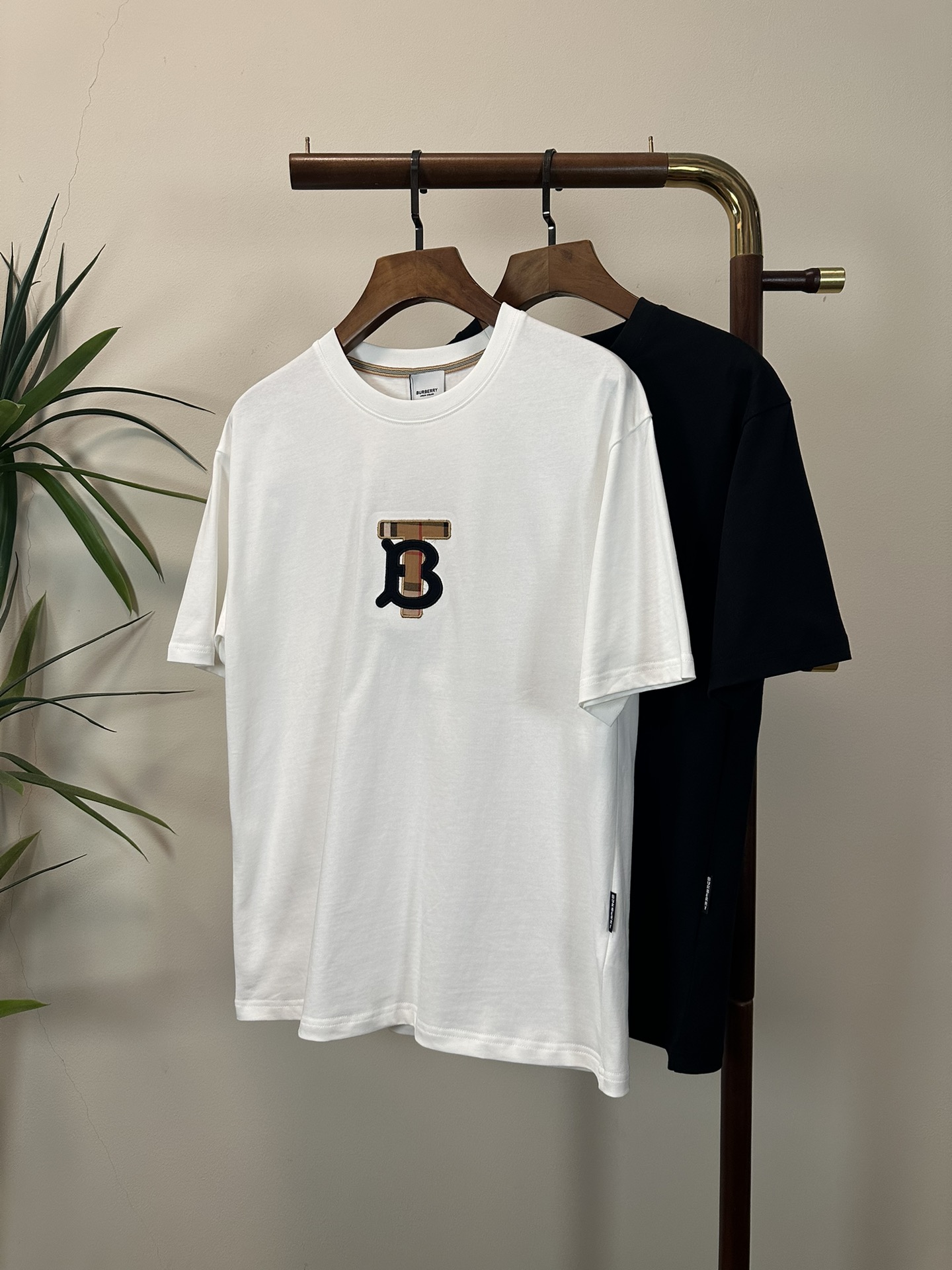 NO:423543,BBR Burberry 2025 new round neck short-sleeved T-shirt high-end version!  Customized fabrics for counters are breathable and comfortable, with impeccable details, and the brand element design concept reflects high quality. The feel is delicate and soft!  It is casually cut, with a great upper body style!  Code number M-3XL, burberry, T-shirt,tees, t-shirt,alexander wang19860909BBR 巴宝莉 2025新款 圆领 短袖 T恤 高端版本！专柜定制面料 透气舒适度高,细节无可挑剔,品牌元素设计理念,体现高品质.手感细腻柔软！呈现休闲裁剪,上身版型超赞！ 码数M-3XL,,burberry,T-shirt,tees，t-shirt,alexander wang,Men's clothing