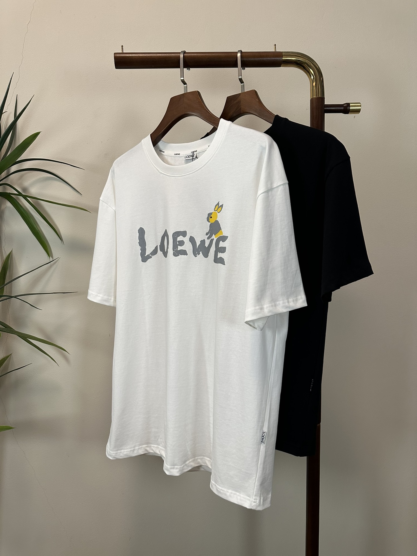 NO:423535,Luo Yiwei 2025 new round neck short-sleeved T-shirt high-end version!  Customized fabrics for counters are breathable and comfortable, with impeccable details, and the brand element design concept reflects high quality. The feel is delicate and soft!  It is casually cut, with a great upper body style!  Code number M-3XL, loewe, T-shirt,tees, t-shirt,alexander wang19860909罗意威 2025新款 圆领 短袖 T恤 高端版本！专柜定制面料 透气舒适度高,细节无可挑剔,品牌元素设计理念,体现高品质.手感细腻柔软！呈现休闲裁剪,上身版型超赞！ 码数M-3XL,,loewe,T-shirt,tees，t-shirt,alexander wang,Men's clothing