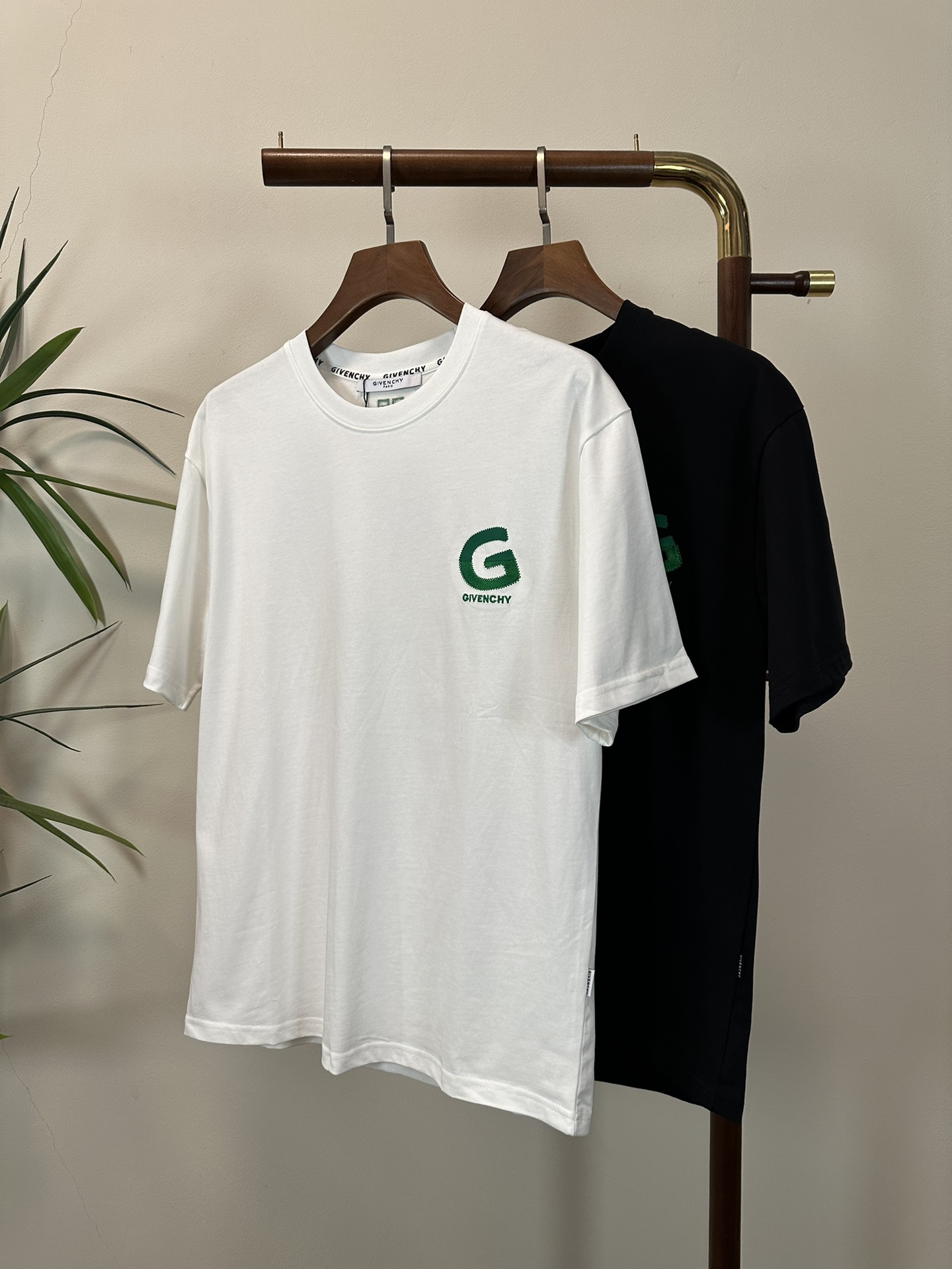 NO:423522,GVC Givenchy 2025 new round neck short-sleeved T-shirt high-end version!  Customized fabrics for counters are breathable and comfortable, with impeccable details, and the brand element design concept reflects high quality. The feel is delicate and soft!  It is casually cut, with a great upper body style!  Code number M-3XL, given, T-shirt,tees,t-shirt,alexander wang19860909GVC 纪梵希 2025新款 圆领 短袖 T恤 高端版本！专柜定制面料 透气舒适度高,细节无可挑剔,品牌元素设计理念,体现高品质.手感细腻柔软！呈现休闲裁剪,上身版型超赞！ 码数M-3XL,,givenchy,T-shirt,tees，t-shirt,alexander wang,Men's clothing