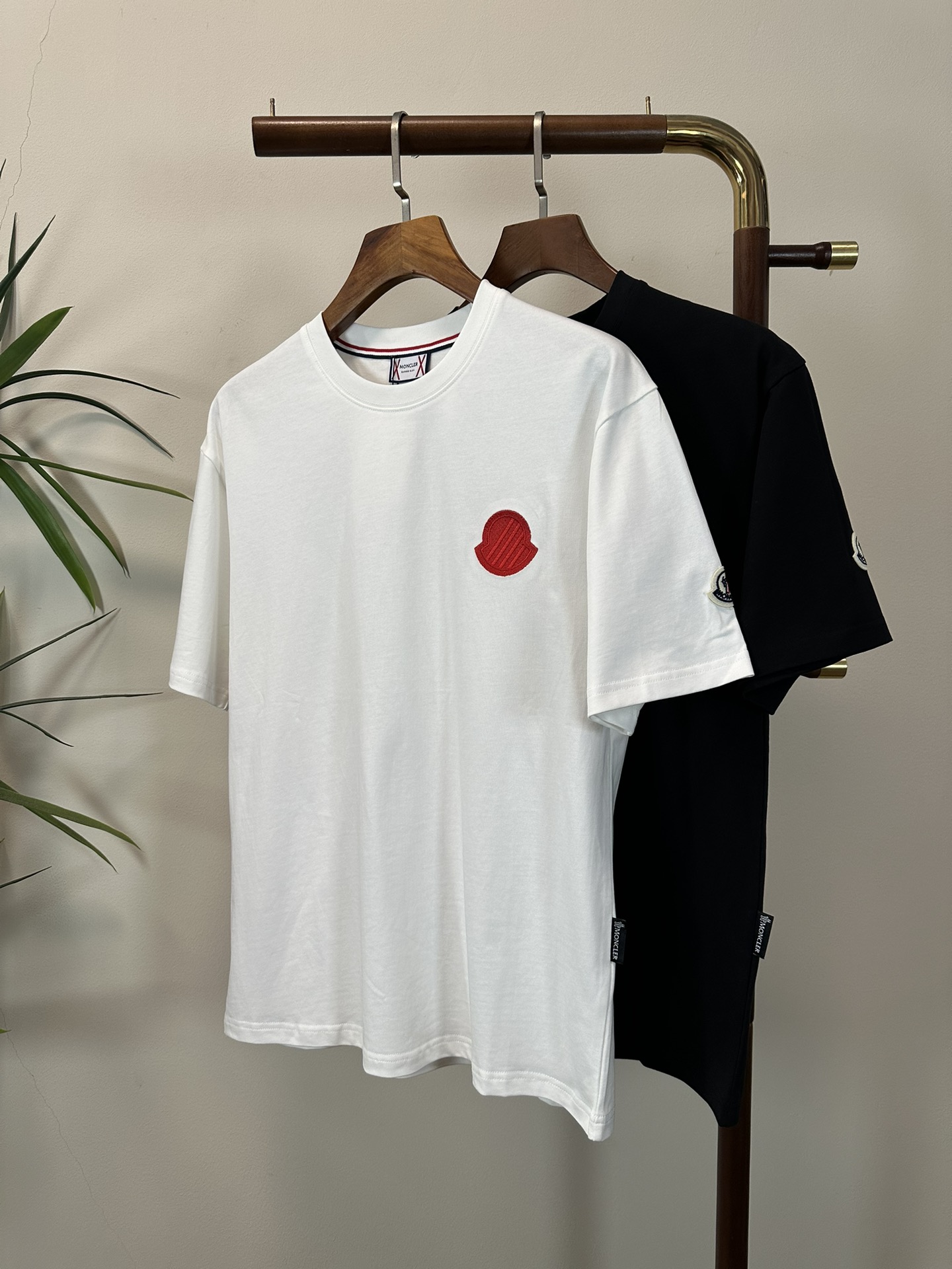 NO:423591,The new 2025 round neck short-sleeved T-shirt high-end version!  Customized fabrics for counters are breathable and comfortable, with impeccable details, and the brand element design concept reflects high quality. The feel is delicate and soft!  It is casually cut, with a great upper body style!  Code number M-3XL, Moncler, T-shirt,tees, t-shirt,alexander wang19860909蒙口 2025新款 圆领 短袖 T恤 高端版本！专柜定制面料 透气舒适度高,细节无可挑剔,品牌元素设计理念,体现高品质.手感细腻柔软！呈现休闲裁剪,上身版型超赞！ 码数M-3XL,,Moncler,T-shirt,tees，t-shirt,alexander wang,Men's clothing