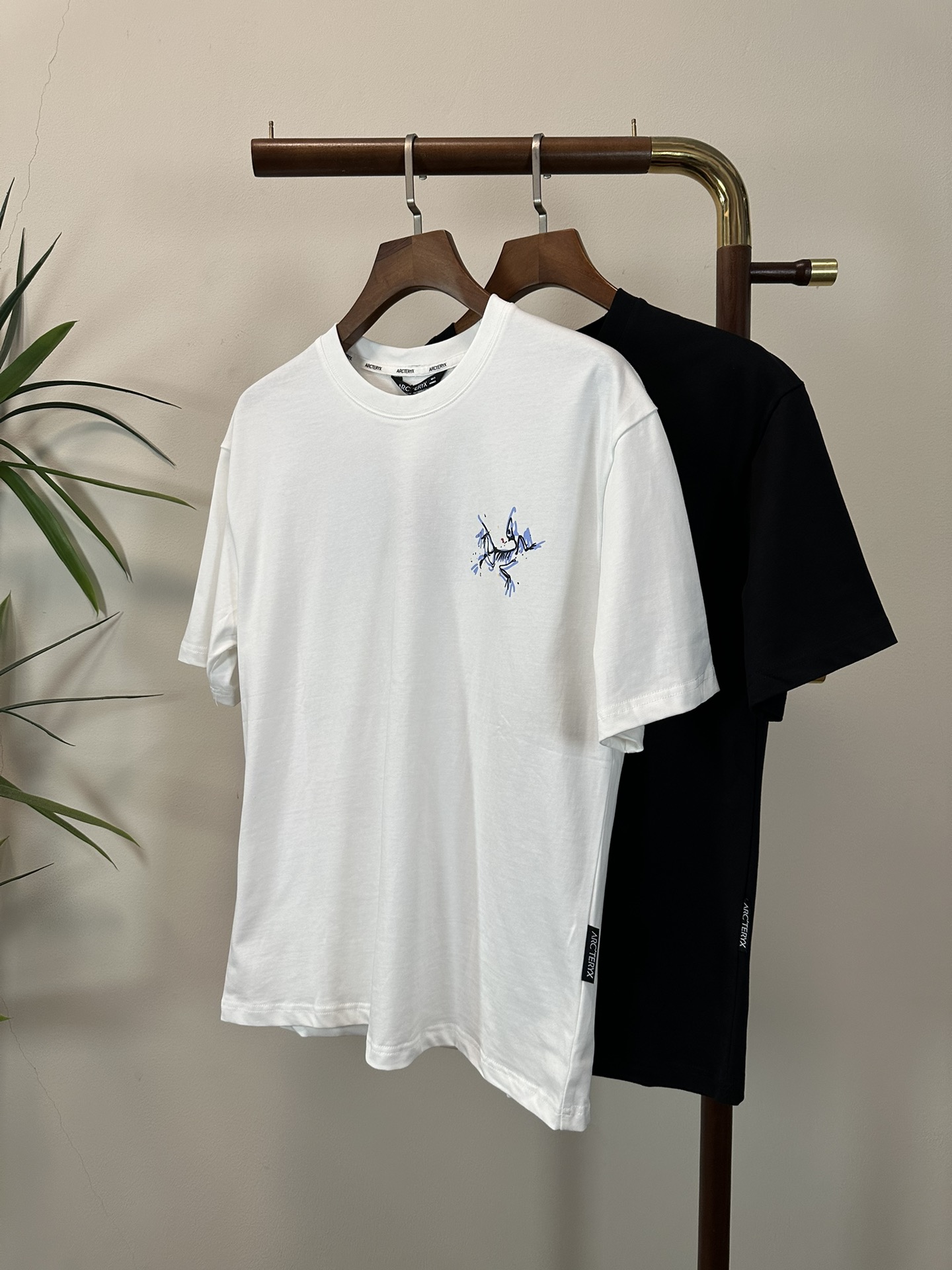 NO:423582,ARC Archaeopteryx 2025 new round neck short-sleeved T-shirt high-end version!  Customized fabrics for counters are breathable and comfortable, with impeccable details, and the brand element design concept reflects high quality. The feel is delicate and soft!  It is casually cut, with a great upper body style!  Code number M-3XL, arc'teryx, T-shirt,tees, t-shirt,alexander wang19860909ARC 始祖鸟2025新款 圆领 短袖 T恤 高端版本！专柜定制面料 透气舒适度高,细节无可挑剔,品牌元素设计理念,体现高品质.手感细腻柔软！呈现休闲裁剪,上身版型超赞！ 码数M-3XL,arc'teryx,T-shirt,tees，t-shirt,alexander wang,Men's clothing