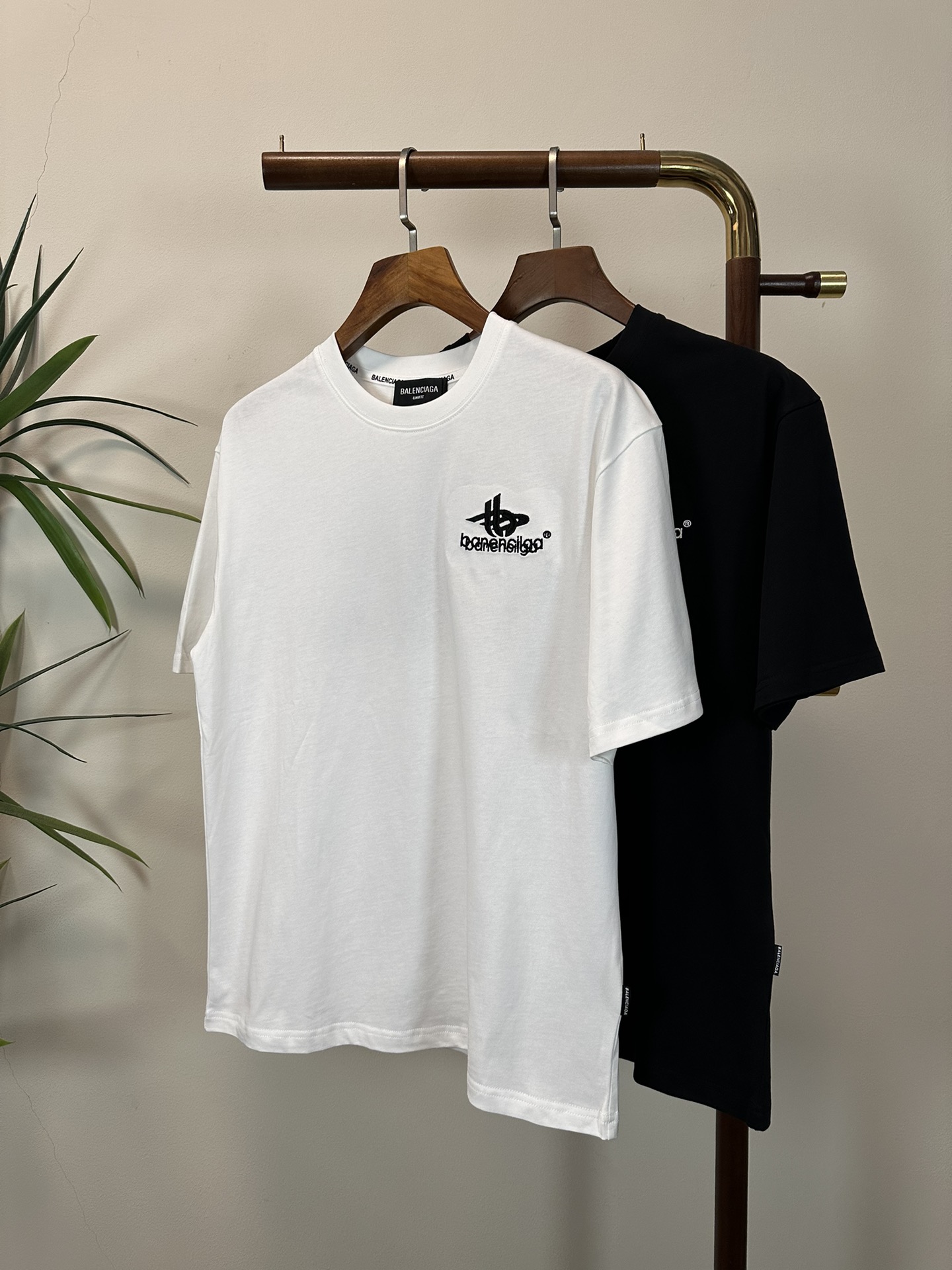 NO:423574,Balenciaga 2025 new round neck short-sleeved T-shirt high-end version!  Customized fabrics for counters are breathable and comfortable, with impeccable details, and the brand element design concept reflects high quality. The feel is delicate and soft!  It is casually cut, with a great upper body style!  Code number M-3XL, balenciaga, T-shirt,tees, t-shirt,alexander wang19860909巴黎世家2025新款 圆领 短袖 T恤 高端版本！专柜定制面料 透气舒适度高,细节无可挑剔,品牌元素设计理念,体现高品质.手感细腻柔软！呈现休闲裁剪,上身版型超赞！ 码数M-3XL,,balenciaga,T-shirt,tees，t-shirt,alexander wang,Men's clothing