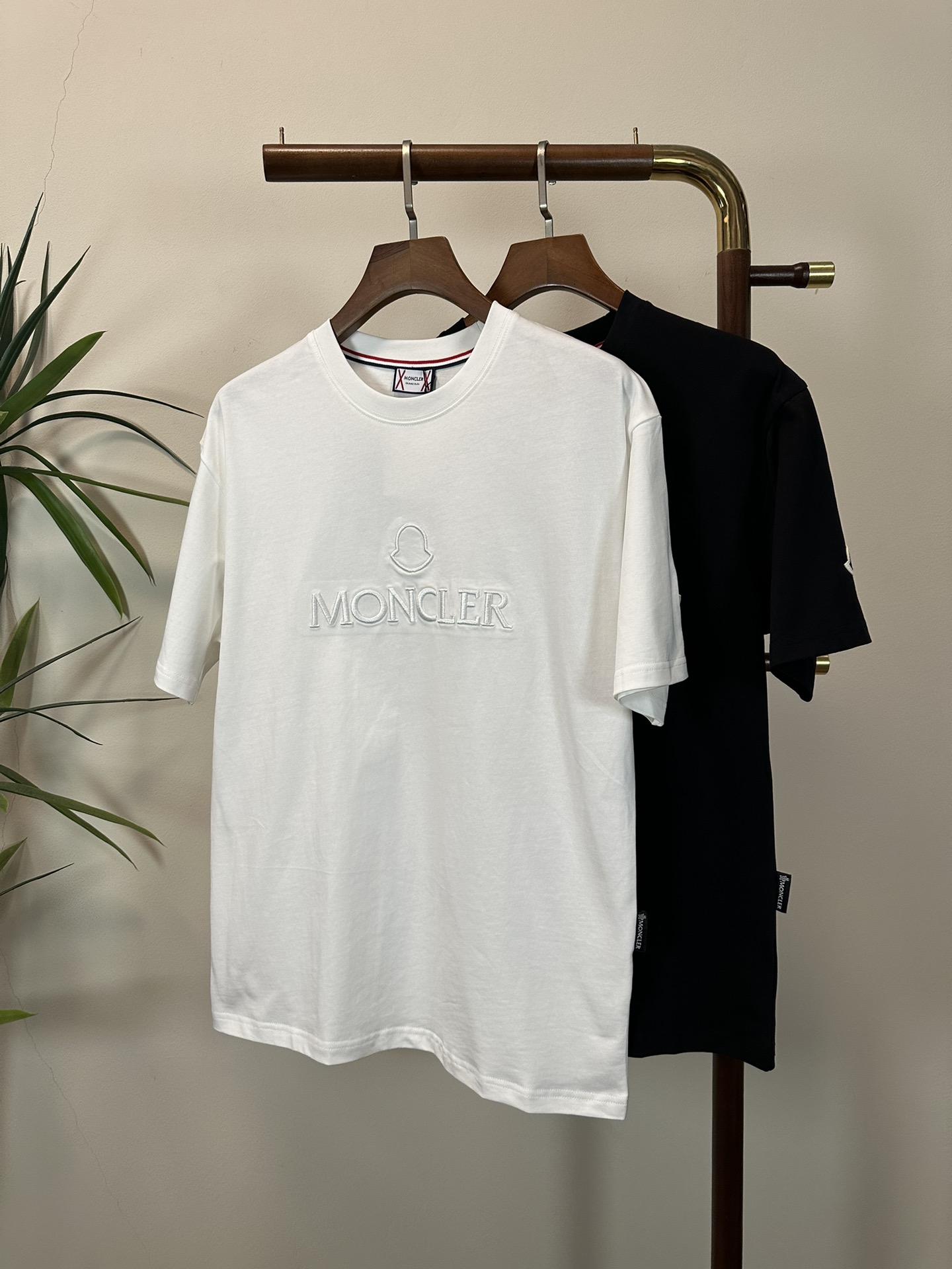 NO:457476,The new 2025 round neck short-sleeved T-shirt high-end version!  Customized fabrics for counters are breathable and comfortable, with impeccable details, and the brand element design concept reflects high quality. The feel is delicate and soft!  It is casually cut, with a great upper body style!  Code number M-3XL, Moncler, T-shirt,tees, t-shirt,alexander wang19860909蒙口 2025新款 圆领 短袖 T恤 高端版本！专柜定制面料 透气舒适度高,细节无可挑剔,品牌元素设计理念,体现高品质.手感细腻柔软！呈现休闲裁剪,上身版型超赞！ 码数M-3XL,,Moncler,T-shirt,tees，t-shirt,alexander wang,Men's clothing