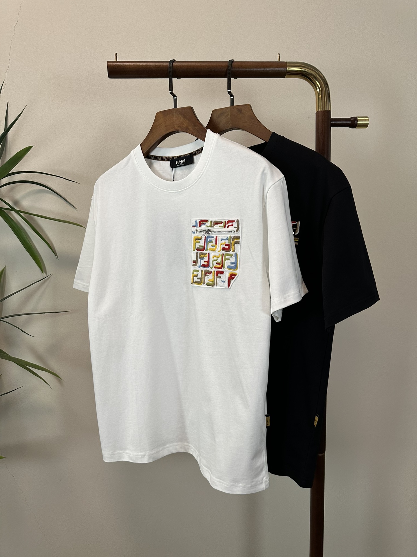 NO:457472,Fendi 2025 new round neck short-sleeved T-shirt high-end version!  Customized fabrics for counters are breathable and comfortable, with impeccable details, and the brand element design concept reflects high quality. The feel is delicate and soft!  It is casually cut, with a great upper body style!  Code number M-3XL, fendi, T-shirt, tees, t-shirt, alexander wang19860909芬迪 2025新款 圆领 短袖 T恤 高端版本！专柜定制面料 透气舒适度高,细节无可挑剔,品牌元素设计理念,体现高品质.手感细腻柔软！呈现休闲裁剪,上身版型超赞！ 码数M-3XL,,fendi,T-shirt,tees，t-shirt,alexander wang,Men's clothing