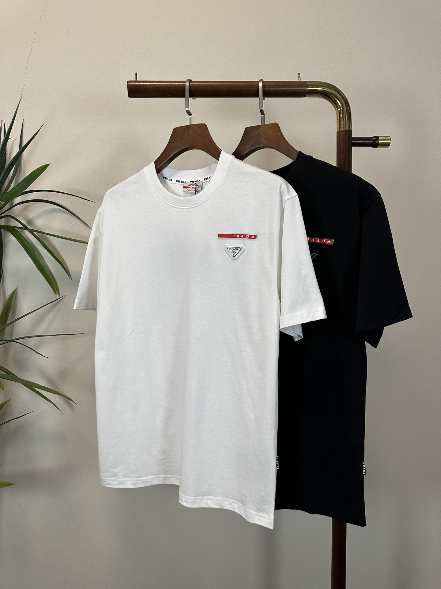 NO:457468,PRA Prada 2025 new round neck short-sleeved T-shirt high-end version!  Customized fabrics for counters are breathable and comfortable, with impeccable details, and the brand element design concept reflects high quality. The feel is delicate and soft!  It is casually cut, with a great upper body style!  Code number M-3XL, prada, prada, T-shirt,tees, t-shirt,alexander wang19860909PRA 普拉达 2025新款 圆领 短袖 T恤 高端版本！专柜定制面料 透气舒适度高,细节无可挑剔,品牌元素设计理念,体现高品质.手感细腻柔软！呈现休闲裁剪,上身版型超赞！ 码数M-3XL,,prada,prada,T-shirt,tees，t-shirt,alexander wang,Men's clothing