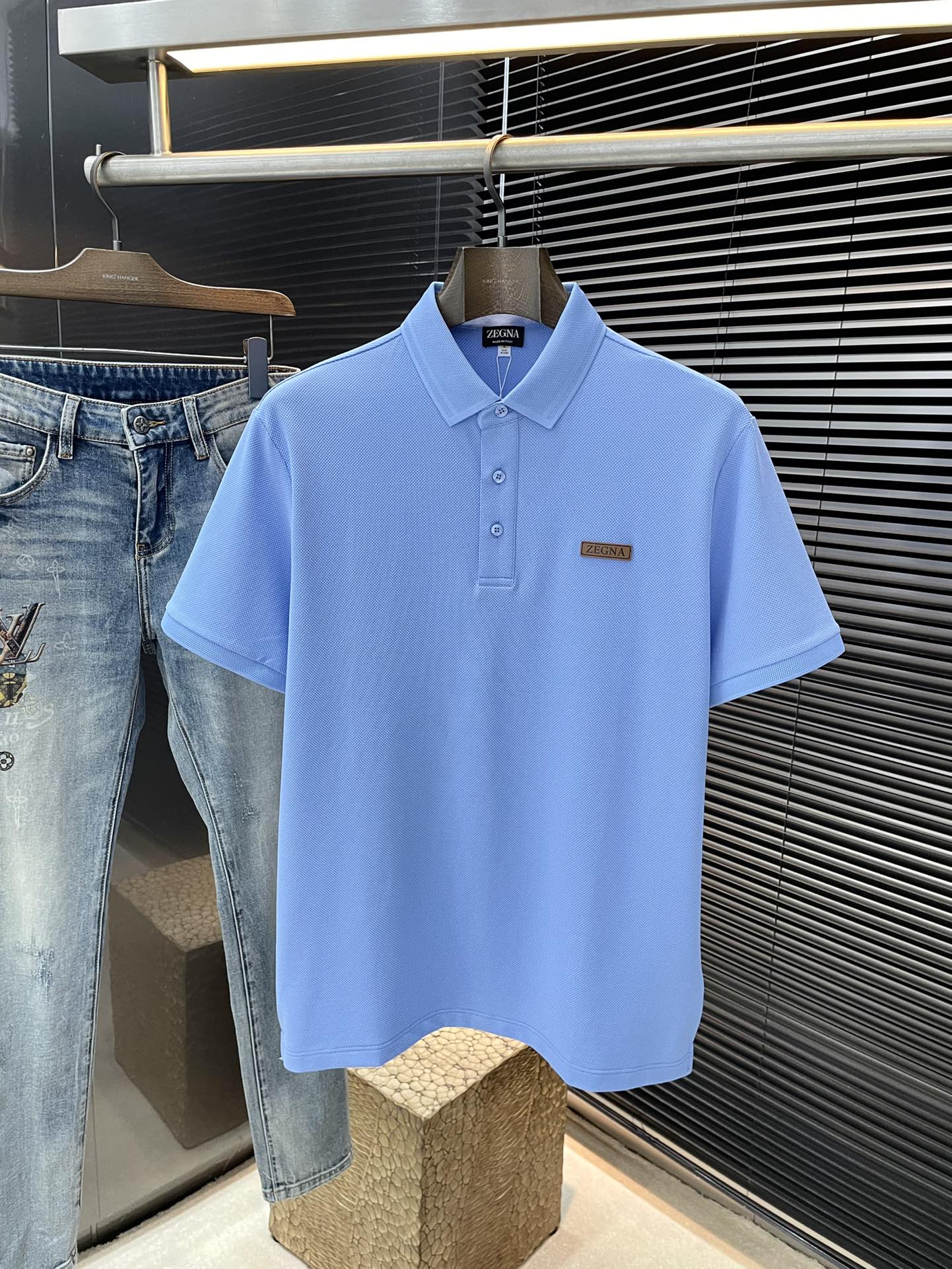 NO:420620,P Z Zegna- (Jegna) has the latest POLO short-sleeved spring and summer style, using the latest polyester fiber fabric, soft and comfortable in the touch, classic design style, special customization, simple cutting and splicing, reflecting the extraordinary craftsmanship of workers, full of high-end and fashionable feeling!  The style is quite good at casual and versatile. Size M-3XL, zegna, T-shirt, alexander wang19860909P  Z Zegna-（杰尼亚）春夏最新款POLO短袖,采用最新聚脂纤维面料 手感柔软、成分柔软舒适 经典设计风格 特殊定制 简单的裁剪方式拼接,体现出工人不凡的工艺,高端时尚感十足！版型相当赞休闲百搭款.尺码 M-3XL,,zegna,T-shirt,alexander wang,Men's clothing