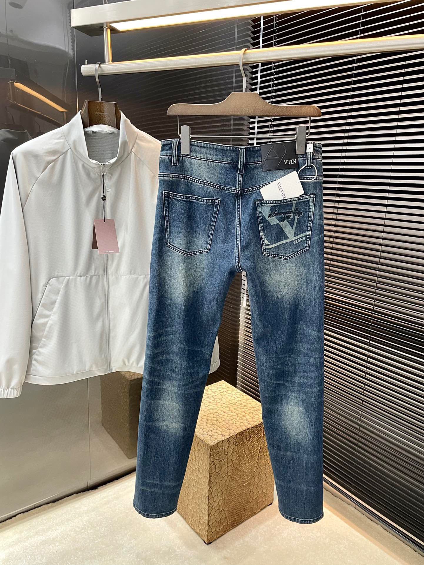 High-Class Italian Cowboy Fabric Jeans for Summer 2025 – Stylish, Comfortable, Innovative Fashion - 图片 9