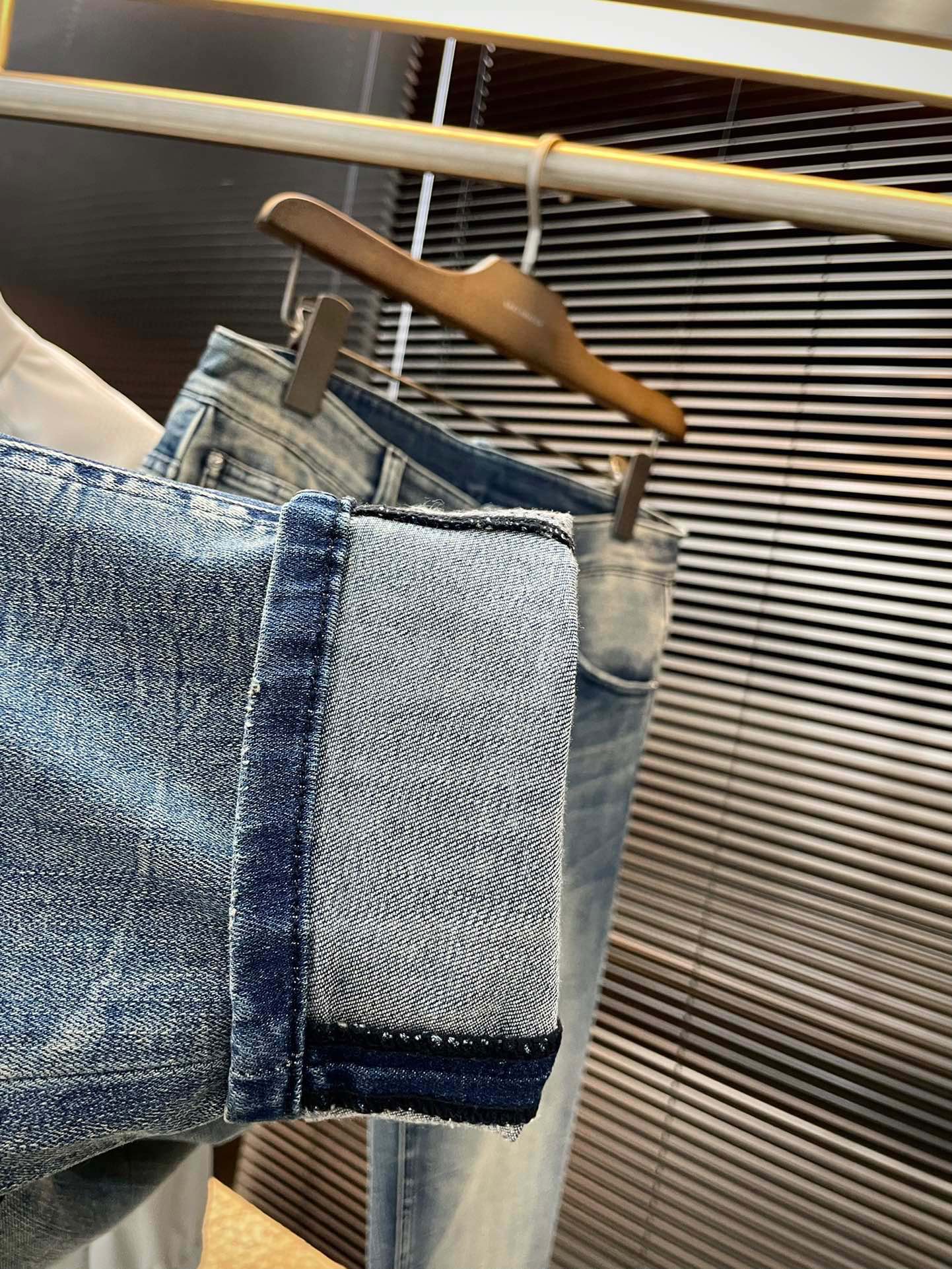 Amiri Summer 2025 Jeans: Italian High-Class Cowboy Fabric, Comfortable Softness, Stylish Design - 图片 5