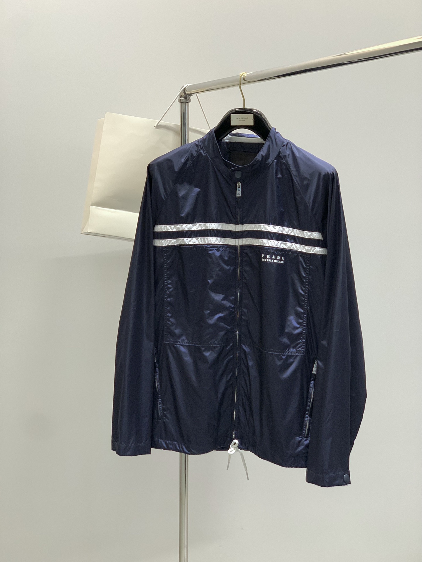 NO:427330,,PRADA Prada, the latest autumn products, available at the counter at the same time, fashionable and casual hooded jackets, imported original fabrics, extremely complex workmanship, the only channel to be used as a purchasing agent, top-level printing craft letter pattern logo, original hardware and auxiliary decoration, extremely high grade, comfortable and versatile, handsome and stylish upper body, S-XL Size SMLXL Clothes Length 68707274 Bust 120124128132 Sleeve length 7980.58283.5 Cuffs 25262728,,prada,prada,jackets & coats,hats,alexander wang19860909,PRADA 普拉达,秋季最新品,专柜同步有售,时尚休闲连帽外套,进口原版面料,做工极为复杂,唯一可以做代购级别的渠道狠货,顶级印花工艺字母图案logo,原版五金辅料装饰,档次极高,舒适百搭,上身帅气有型,码数S-XL 尺码SMLXL 衣长68707274 胸围120124128132 袖长7980.58283.5 袖口25262728,,prada,prada,jackets & coats,hats,alexander wang,Men's clothing