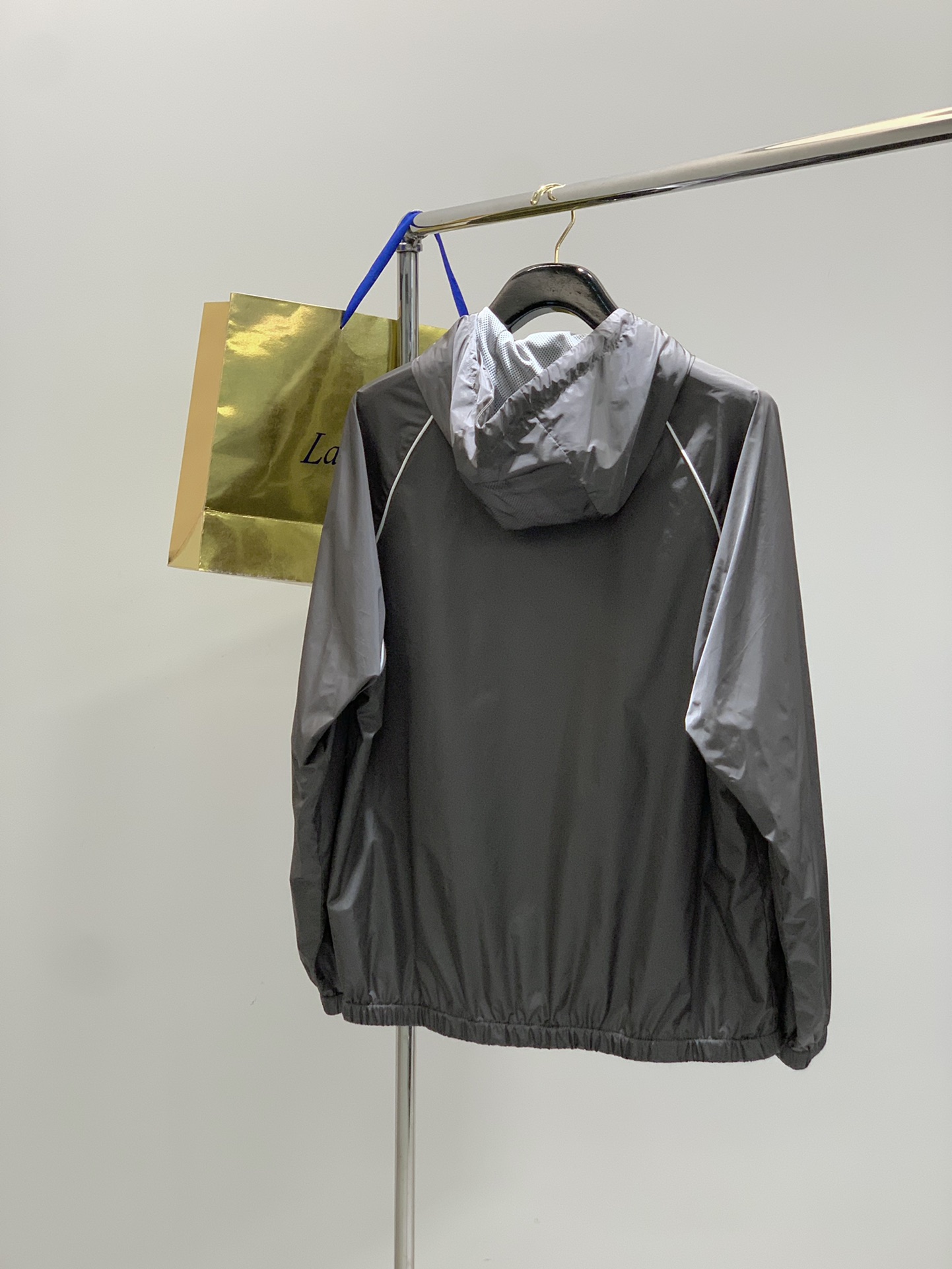 Miu Miu 2025 Autumn Collection: Top Embroidered Hood Coats with Original Fabrics - 图片 2