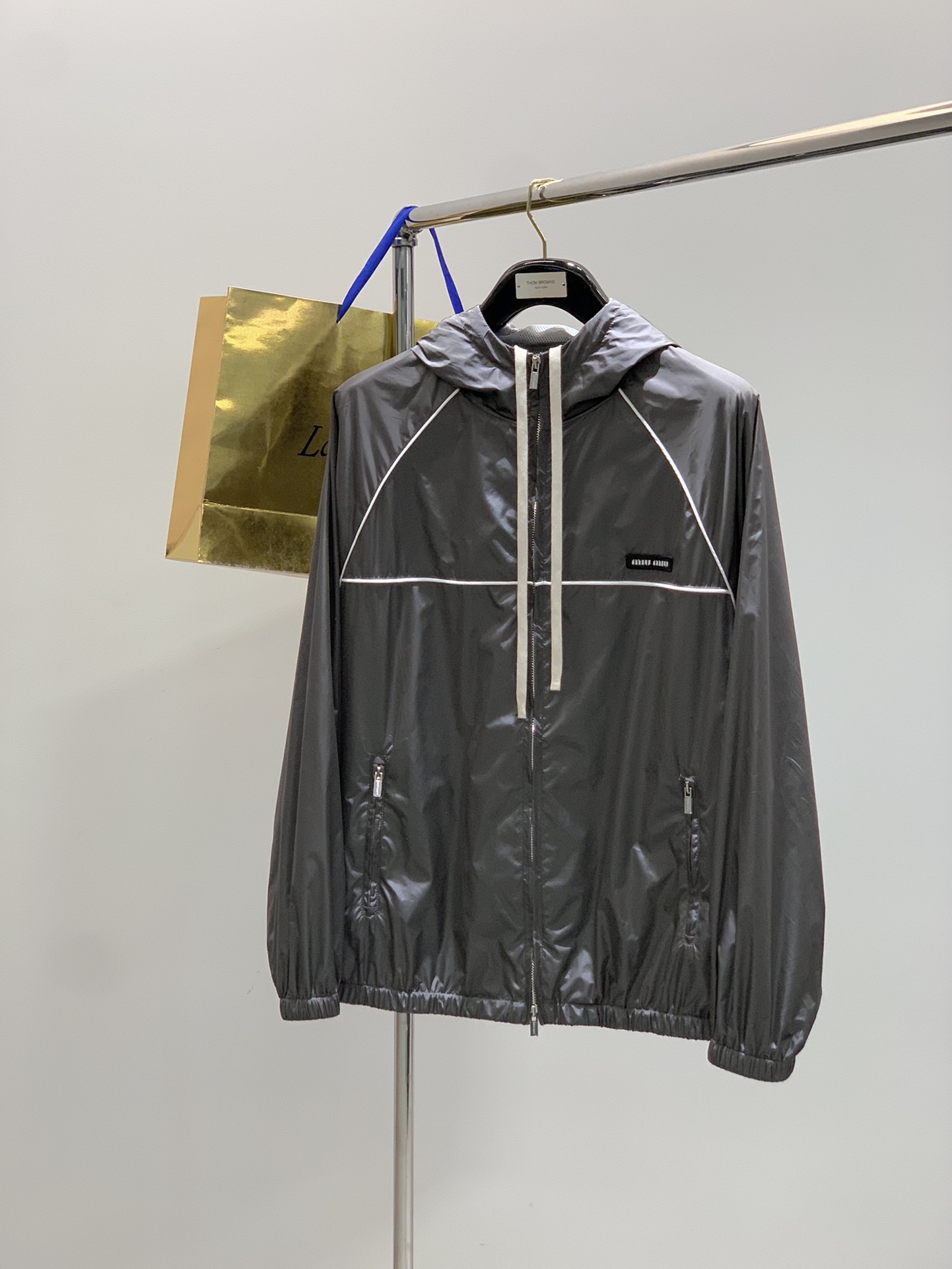 Miu Miu 2025 Autumn Collection: Top Embroidered Hood Coats with Original Fabrics - 图片 1