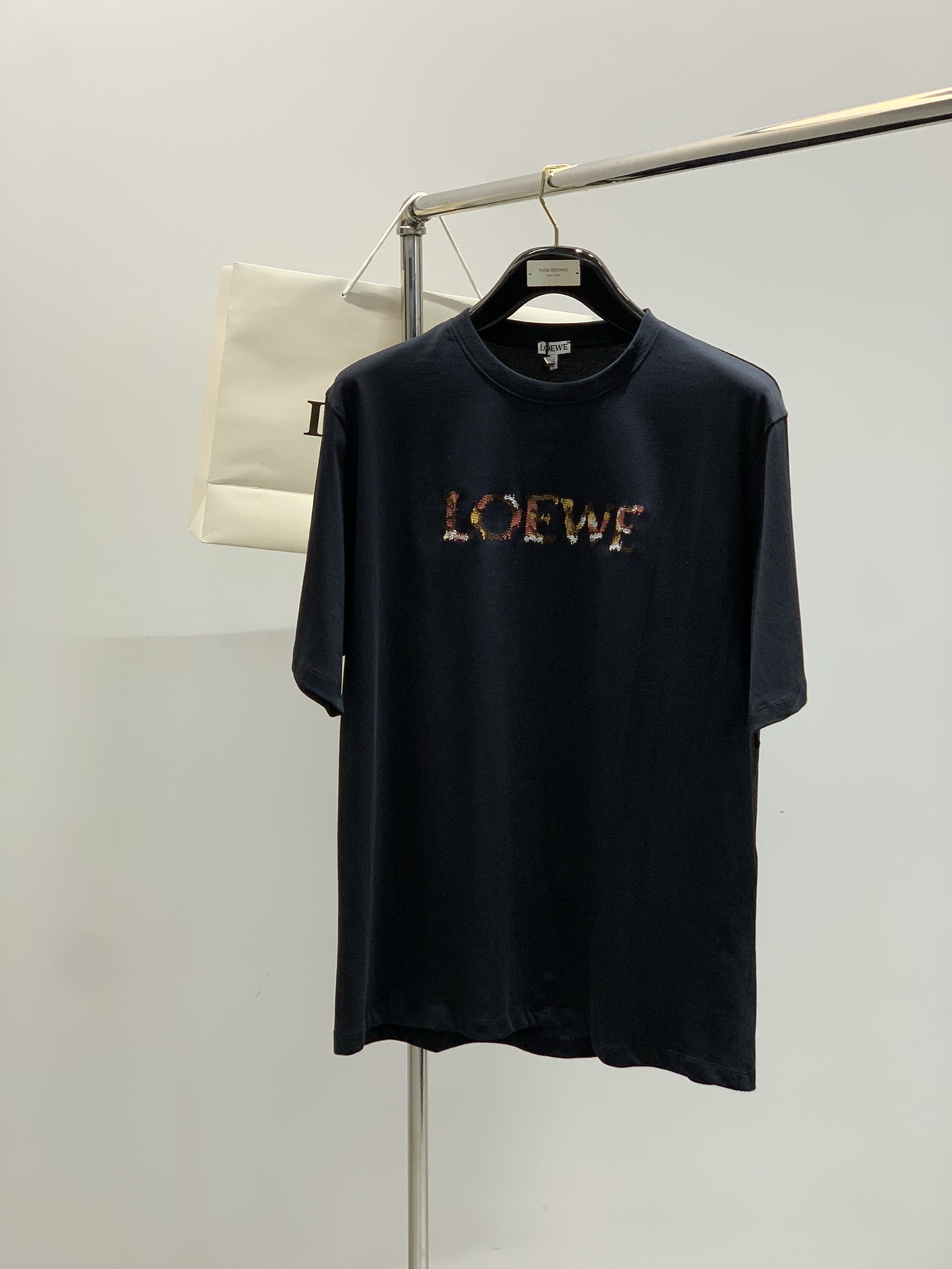 NO:424778,,Loewe, the latest summer model, available at the counter at the same time, original single product, fashionable and casual round neck short-sleeved T-shirt, very distinctive on the upper body!  Eye-catching and highlighted, imported original fabric, top-grade embroidery craft letter pattern decorative logo, simple but not lacking in fashion, classic and atmospheric, comfortable and breathable, handsome and stylish on the upper body, S-Xl Size SMLXL Clothes 73747576 Shoulder width 49505151 Bust 114118122126 Hem 114118122126,,loewe,loewe,T-shirt,tees,t-shirt,alexander wang19860909,Loewe 罗意威,夏季最新款,专柜同步有售,原单狠货,时尚休闲圆领短袖T恤,上身很有特点！吸睛而有亮点,进口原版面料,顶级刺绣工艺字母图案装饰Logo,简单而不失时尚,经典大气,舒适透气,上身帅气有型,码数S-Xl 尺码SMLXL 衣长73747576 肩宽49505151 胸围114118122126 下摆114118122126,,loewe,loewe,T-shirt,tees，t-shirt,alexander wang,Men's clothing