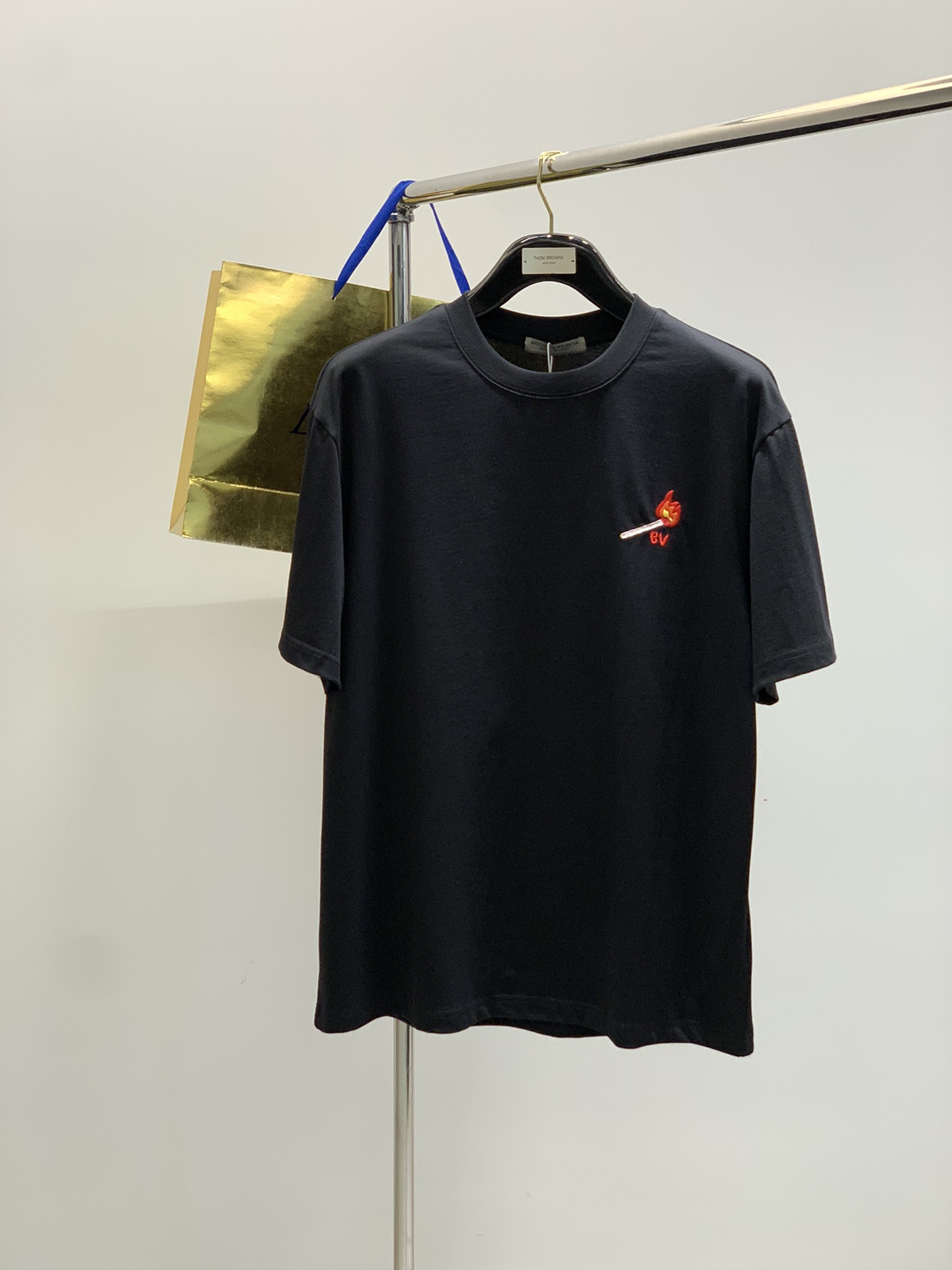 NO:427312,,Bottega Veneta Baodie Home, new summer products, fashionable and casual round neck short-sleeved T-shirts, special counters are available at the same time, original singles, imported original fabrics, top-grade embroidery craft letter pattern logo, unique design, full of vitality, excellent comfort, extremely high grade, handsome and stylish upper body, size M-3XL, bottega veneta, bottega veneta, T-shirt,tees, t-shirt, alexander wang19860909,Bottega Veneta 葆蝶家,夏季新品,时尚休闲圆领短袖T恤,专柜同步有售,原单狠货,进口原版面料,顶级刺绣工艺字母图案logo,独特设计,活力十足,舒适度极佳,档次极高,上身帅气有型,码数M-3XL,,bottega veneta,bottega veneta,T-shirt,tees，t-shirt,alexander wang,Men's clothing