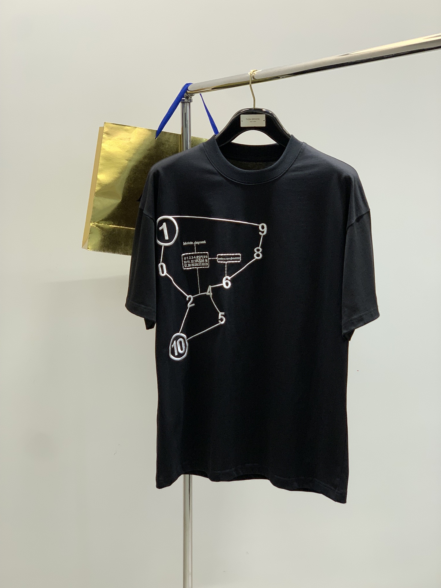 NO:424786,,Maison Margiela, the latest summer products, available at the counter at the same time, original singles, fashionable and casual round neck short-sleeved T-shirt, comfortable on the upper body!  It is eye-catching and has highlights. It uses imported original fabrics and top-grade embroidery craft letter pattern logo. It is simple but not lacks fashion, and the upper body is very handsome!  2 colors recommended, code number M-3XL,,masion margiela,T-shirt,tees,t-shirt,alexander wang19860909,Maison Margiela马吉拉,夏季最新品,专柜同步有售,原单狠货,时尚休闲圆领短袖T恤,上身舒适！吸睛而有亮点,采用进口原版面料,顶级刺绣工艺字母图案logo,简单而不失时尚,上身帅气十足！2色推荐,码数M-3XL,,masion margiela,T-shirt,tees，t-shirt,alexander wang,Men's clothing