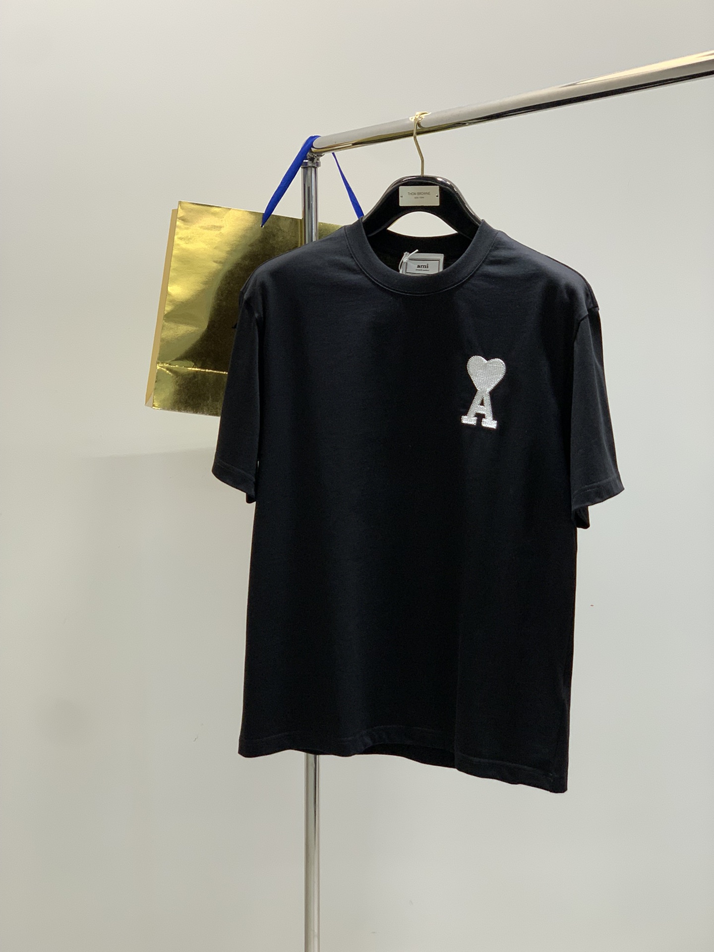 NO:427291,,Amiri Emir, the latest summer products, special counters are available at the same time, original singles, casual and fashionable round neck short-sleeved T-shirt, imported original fabric, top-grade embroidery craft letter pattern logo, comfortable and breathable upper body, extremely high grade, comfortable and versatile, top body handsome, 2 colors recommended, code number M-3XL, amiri, T-shirt, tees, t-shirt, alexander wang19860909,Amiri 埃米尔,夏季最新品,专柜同步有售,原单狠货,休闲时尚圆领短袖T恤,进口原版面料,顶级刺绣工艺字母图案logo,上身舒适透气,档次极高,舒适百搭,上身帅气十足,2色推荐,码数M-3XL,,amiri,T-shirt,tees，t-shirt,alexander wang,Men's clothing