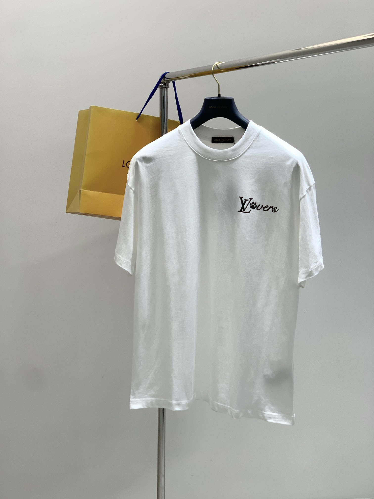 NO:427324,,LouisVuitton, the latest summer model, available at the counter at the same time, original singles, fashionable and casual round neck short-sleeved T-shirt, very distinctive on the upper body!  Eye-catching and highlighted, imported original fabric, top-level printing craft letter pattern decorative logo, simple but not lacking in fashion, classic and atmospheric, comfortable and breathable, handsome and stylish on the upper body, size M-3XL, louis vuitton, louis vuitton, T-shirt,tees, t-shirt,alexander wang19860909,LouisVuitton 路易威登,夏季最新款,专柜同步有售,原单狠货,时尚休闲圆领短袖T恤,上身很有特点！吸睛而有亮点,进口原版面料,顶级印花工艺字母图案装饰Logo,简单而不失时尚,经典大气,舒适透气,上身帅气有型,码数M-3XL,,louis vuitton,louis vuitton,T-shirt,tees，t-shirt,alexander wang,Men's clothing