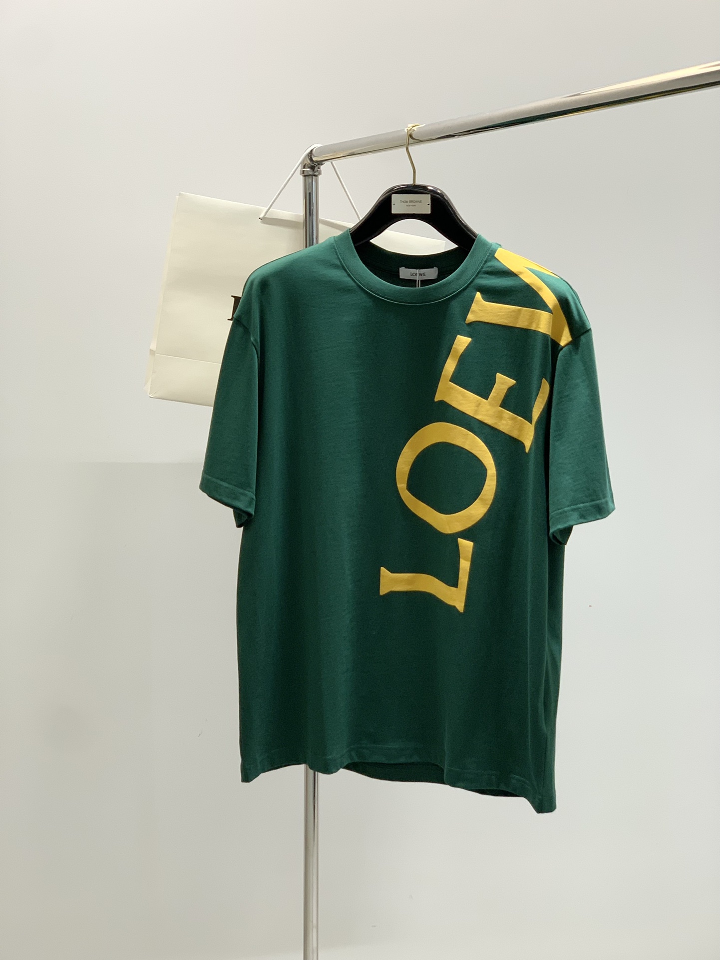 NO:427308,,Loewe, the latest summer model, available at the counter at the same time, original single product, fashionable and casual round neck short-sleeved T-shirt, very distinctive on the upper body!  Eye-catching and highlighted, imported original fabric, top-level printing craft letter pattern decorative logo, simple but not lacking in fashion, classic and atmospheric, comfortable and breathable, handsome and stylish on the upper body, 2 colors recommended, code number M-3Xl,,loewe,loewe,T-shirt,tees,t-shirt,alexander wang19860909,Loewe 罗意威,夏季最新款,专柜同步有售,原单狠货,时尚休闲圆领短袖T恤,上身很有特点！吸睛而有亮点,进口原版面料,顶级印花工艺字母图案装饰Logo,简单而不失时尚,经典大气,舒适透气,上身帅气有型,2色推荐,码数M-3Xl,,loewe,loewe,T-shirt,tees，t-shirt,alexander wang,Men's clothing