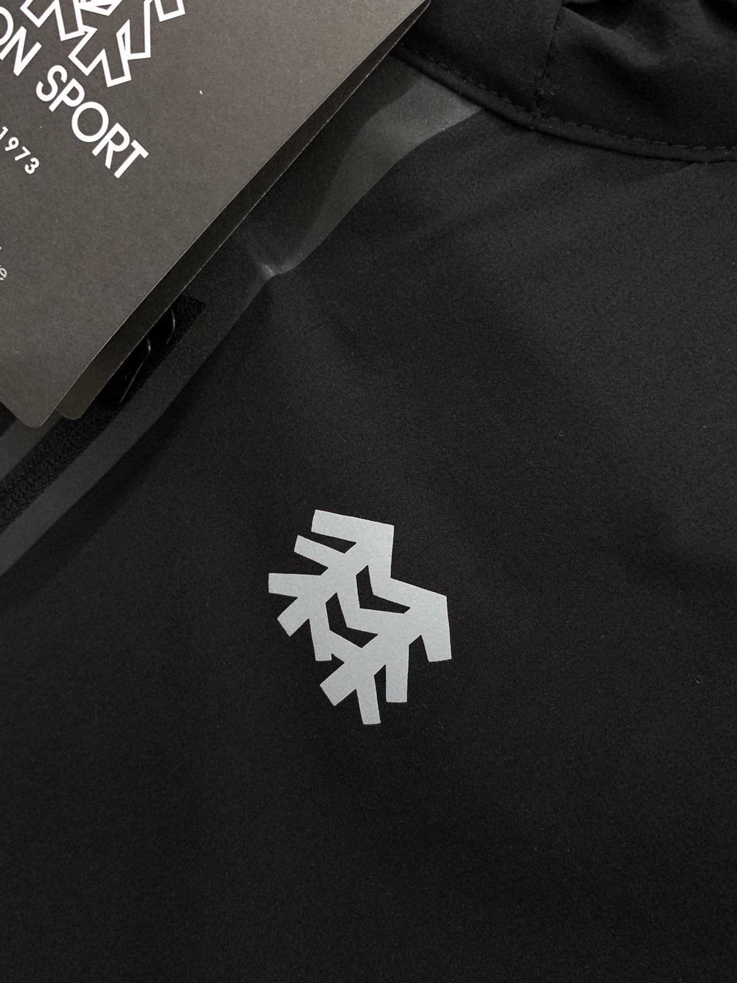 “Kolon Sport Summer 2025 Collection: Stylish Sunproof Coats and Hats with Unique Design” - 图片 6