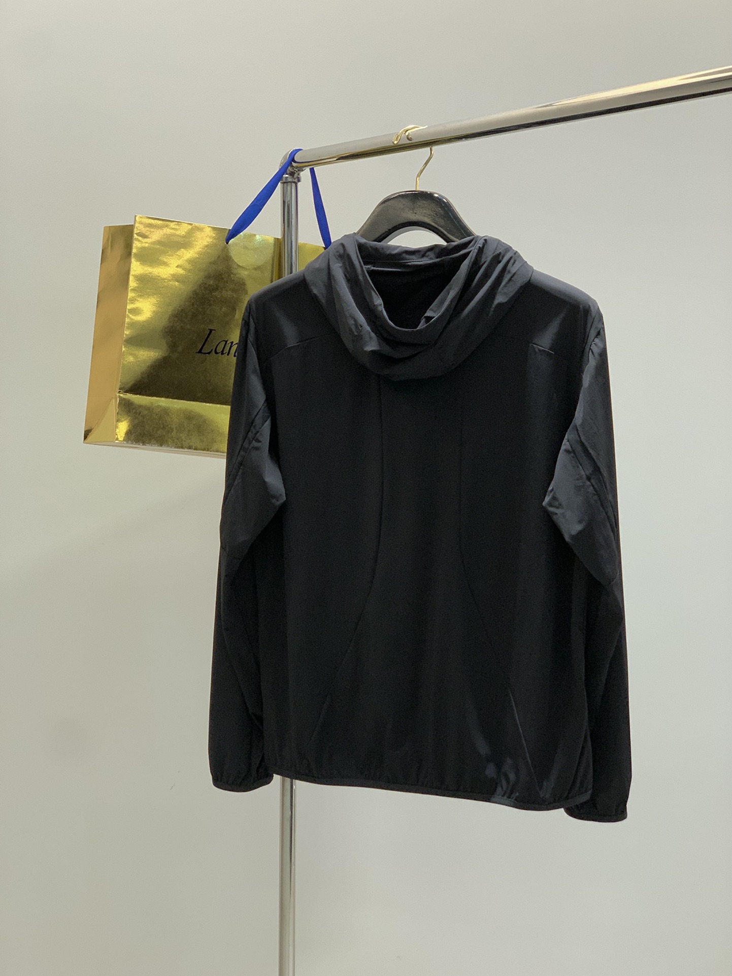 “Kolon Sport Summer 2025 Collection: Stylish Sunproof Coats and Hats with Unique Design” - 图片 2