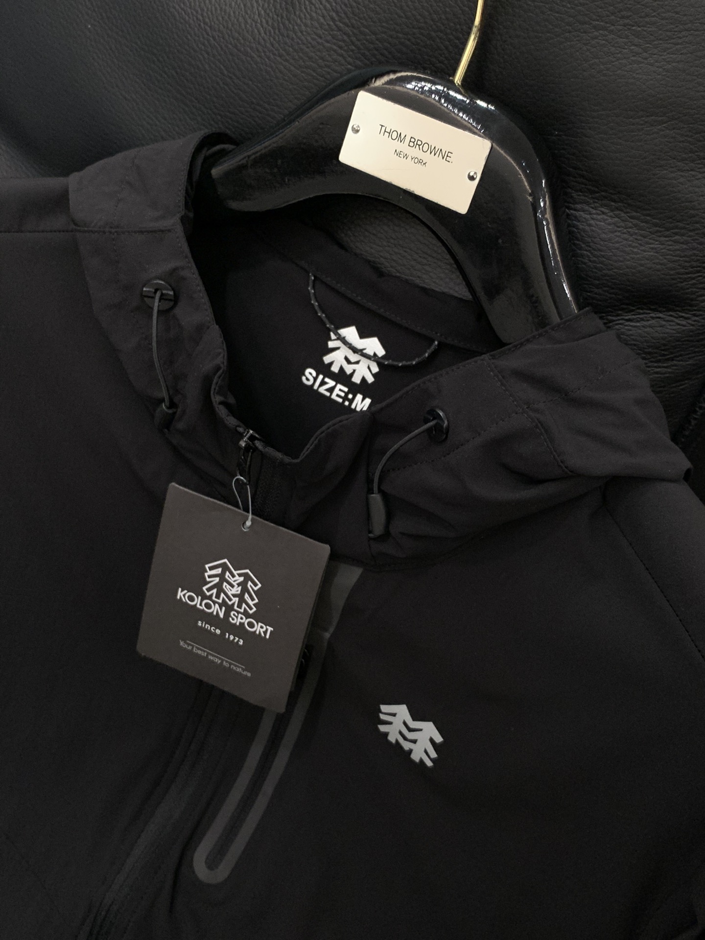 “Kolon Sport Summer 2025 Collection: Stylish Sunproof Coats and Hats with Unique Design” - 图片 4