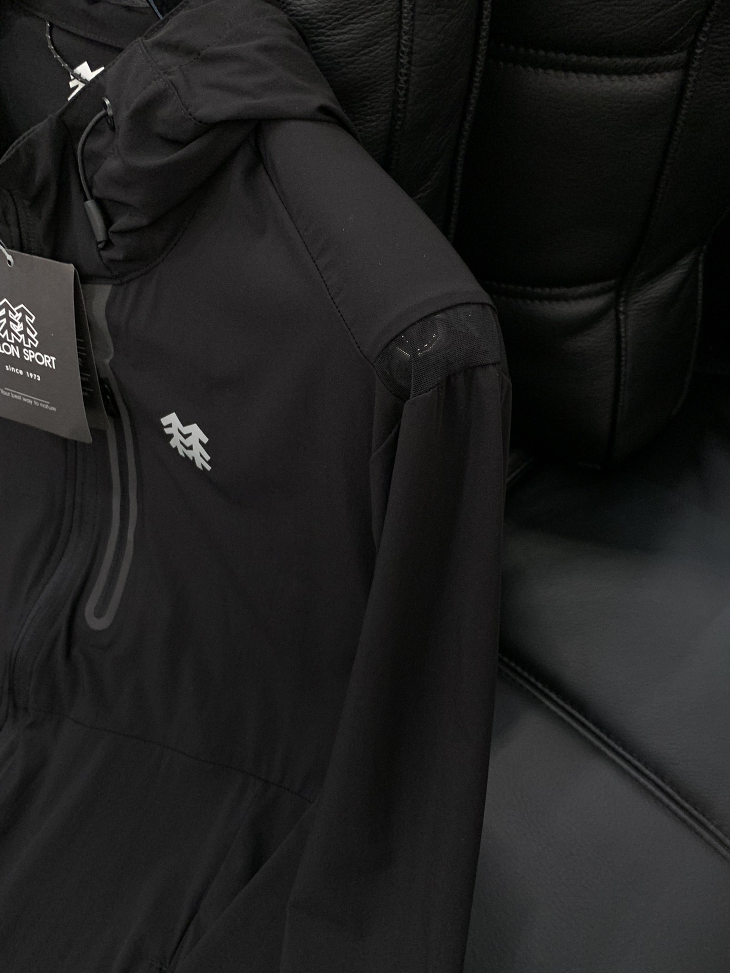 “Kolon Sport Summer 2025 Collection: Stylish Sunproof Coats and Hats with Unique Design” - 图片 5