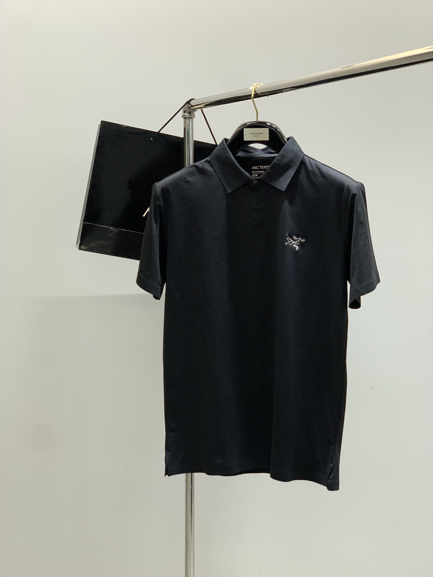 NO:427306,,ARCTERYX Archaeoptera bird, new summer AW products, fashionable and casual lapel short-sleeved T-shirts, available at the same time for counters, original singles, imported original fabrics, extremely complex craftsmanship, quite elegant and fashionable visuals, noble and elegant, from the main fabric to the detailed craftsmanship, highlighting the ingenuity of fashion, 3 colors recommendations, codes M-2XL, arc'teryx, T-shirt,tees, t-shirt, alexander wang19860909,ARCTERYX 始祖鸟,夏季AW新品,时尚休闲翻领短袖T恤,专柜同步有售,原单狠货,进口原版面料,工艺极度复杂,视觉相当雅致时髦,高贵而优雅,从主体面料到细节工艺,彰显时装的匠心所在,3色推荐,码数M-2XL,arc'teryx,T-shirt,tees，t-shirt,alexander wang,Men's clothing