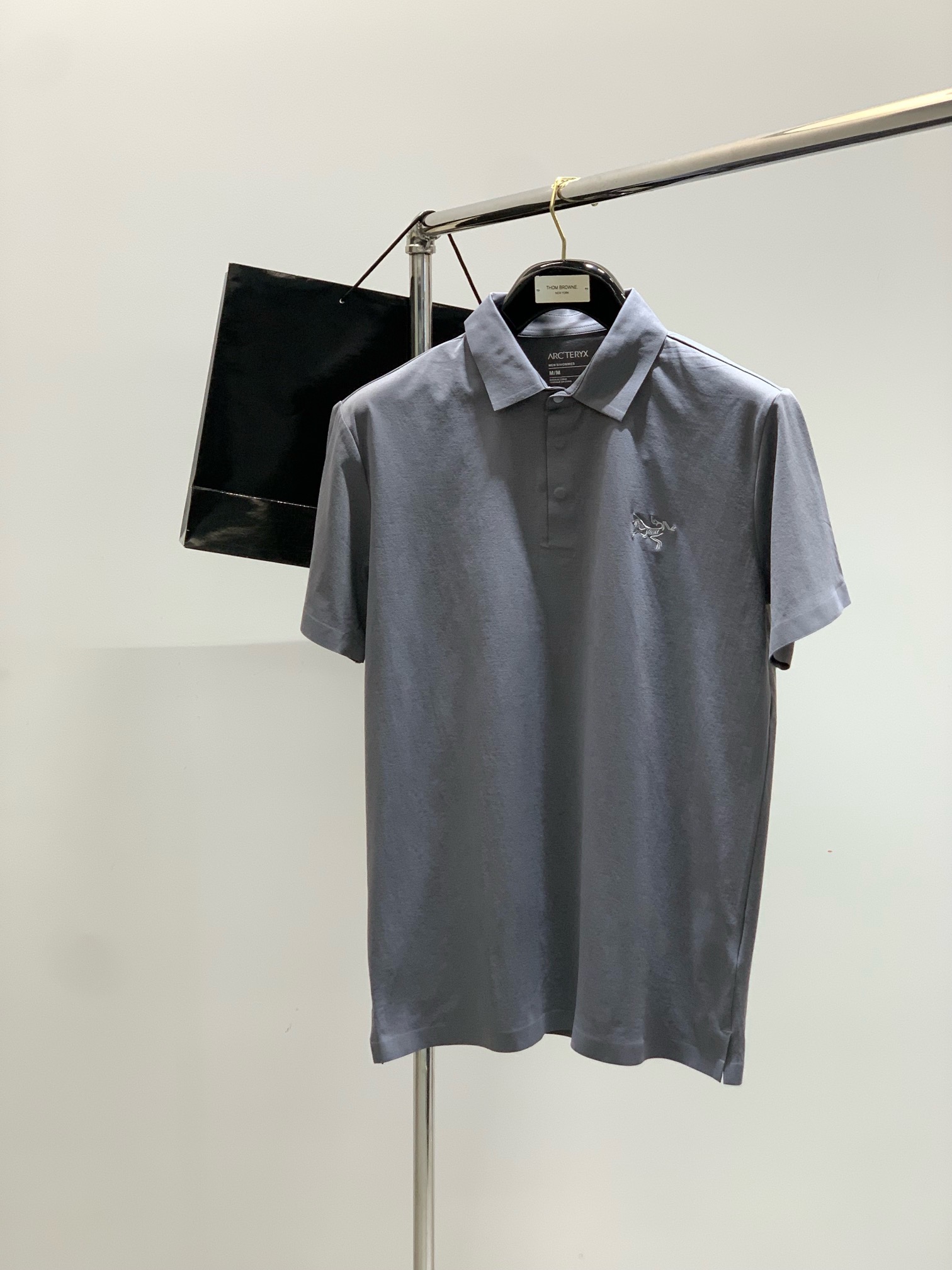 ，ARCTERYX 始祖鸟，2025夏季AW新品，时尚休闲翻领短袖T恤，专柜同步有售，原单狠货，进口原版