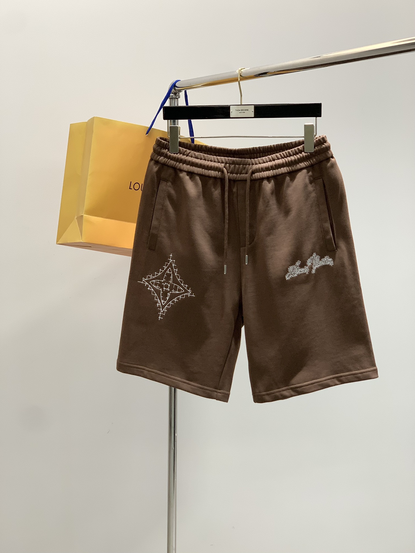 NO:427296,,LouisVuitton, the latest summer model, available at the counter at the same time, original singles, fashionable casual shorts, very distinctive on the upper body!  Eye-catching and highlighted, imported original fabric, top-grade embroidery craft letter pattern decoration logo, original hardware and auxiliary decoration, simple but not lacking fashion, classic and atmospheric, comfortable and breathable, handsome and stylish on the upper body, 4 colors recommendation, code number XS-L,, louis vuitton, louis vuitton, shorts, alexander wang19860909,LouisVuitton 路易威登,夏季最新款,专柜同步有售,原单狠货,时尚休闲短裤,上身很有特点！吸睛而有亮点,进口原版面料,顶级刺绣工艺字母图案装饰Logo,原版五金辅料装饰,简单而不失时尚,经典大气,舒适透气,上身帅气有型,4色推荐,码数XS-L,,louis vuitton,louis vuitton,shorts,alexander wang,Men's clothing