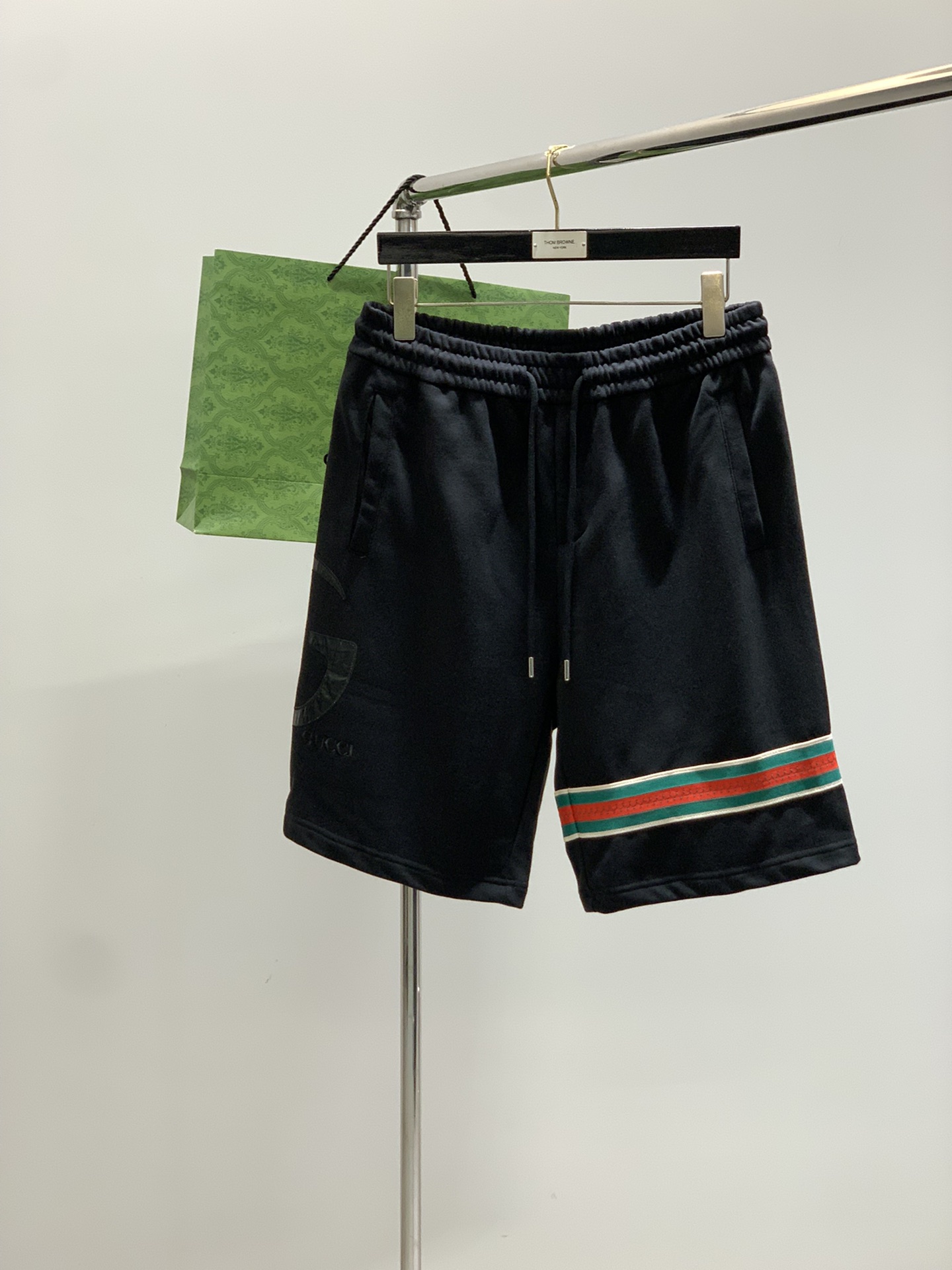 NO:427320,,GUCCI Gucci, the latest summer products, special counters are available at the same time, original singles, fashionable casual shorts, imported original fabric, comfortable and breathable, unique design style, top-grade printing craft letter pattern logo, original hardware and auxiliary decoration, extremely high grade, handsome and stylish upper body, 3 colors recommendation, code number XS-L,,gucci,gucci, shorts, alexander wang19860909,GUCCI 古驰,夏季最新品,专柜同步有售,原单狠货,时尚休闲短裤,进口原版面料,舒适透气,独特设计风格,顶级印花工艺字母图案logo,原版五金辅料装饰,档次极高,上身帅气有型,3色推荐,码数XS-L,,gucci,gucci,shorts,alexander wang,Men's clothing