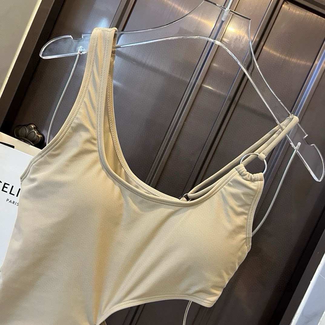。
缪缪miumiu2024新款比基尼👙❤️😍🥰适合多种场景的游泳衣🏊‍♀️海边 游泳池 温泉 水上乐园