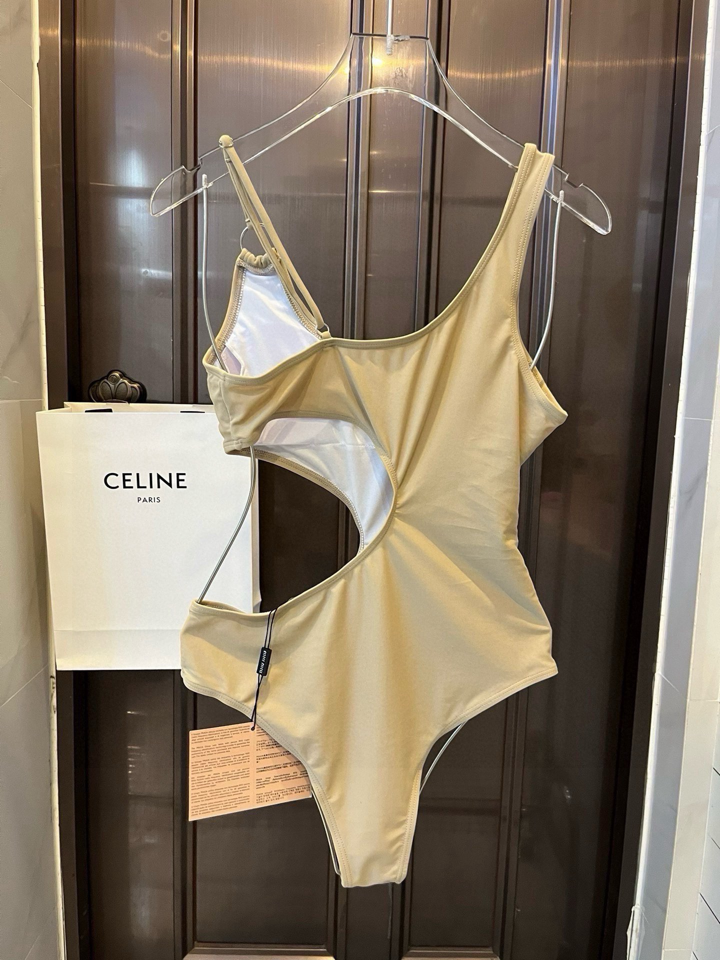 。
缪缪miumiu2024新款比基尼👙❤️😍🥰适合多种场景的游泳衣🏊‍♀️海边 游泳池 温泉 水上乐园