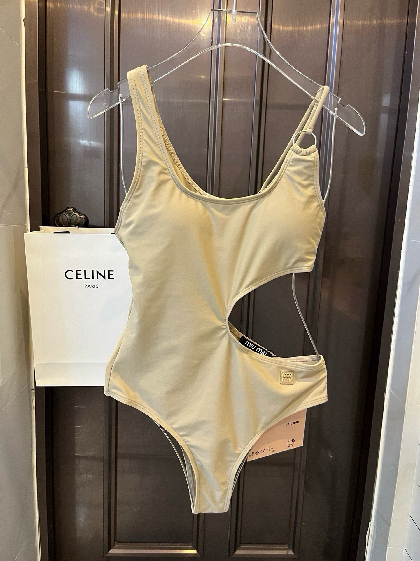 。
缪缪miumiu2024新款比基尼👙❤️😍🥰适合多种场景的游泳衣🏊‍♀️海边 游泳池 温泉 水上乐园