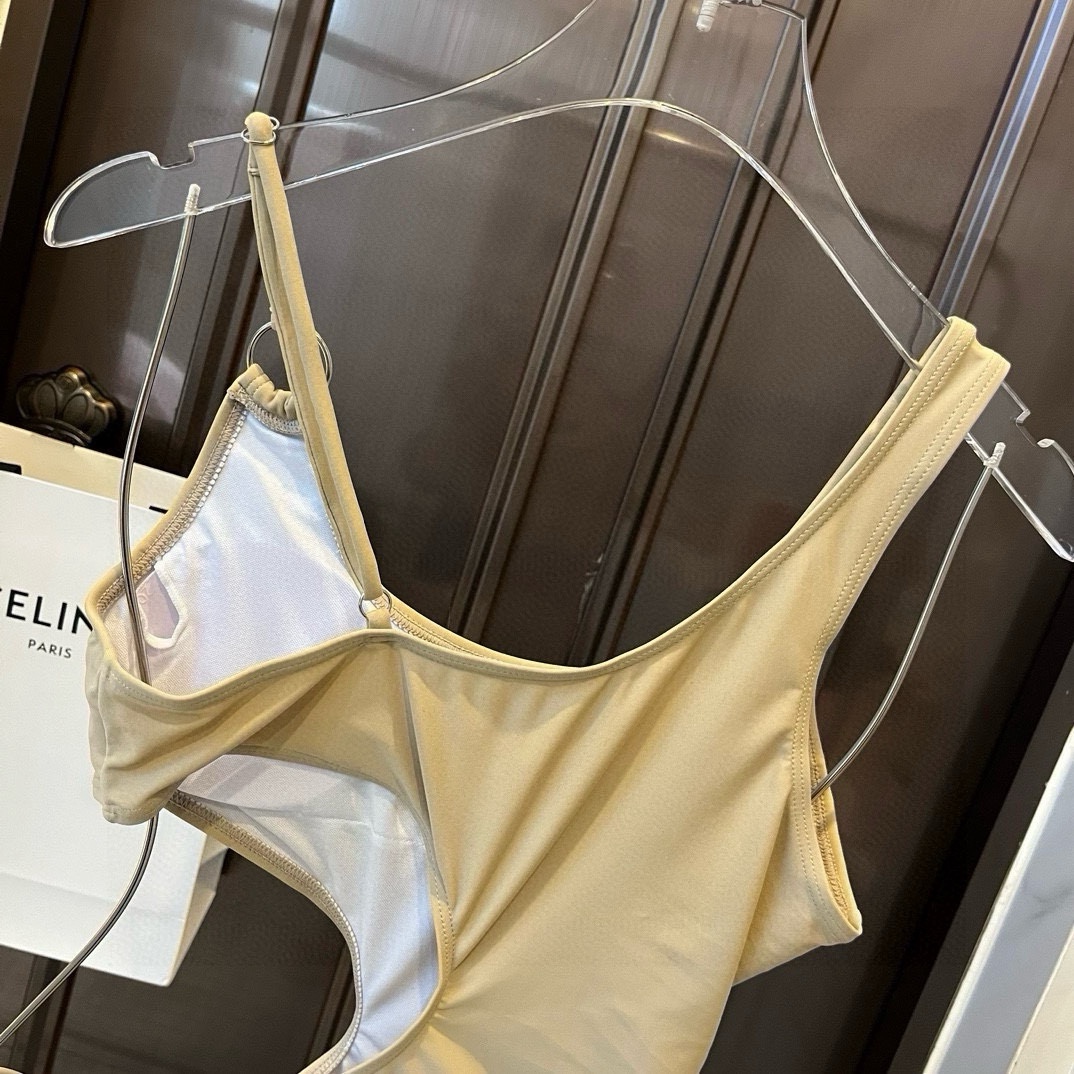 。
缪缪miumiu2024新款比基尼👙❤️😍🥰适合多种场景的游泳衣🏊‍♀️海边 游泳池 温泉 水上乐园