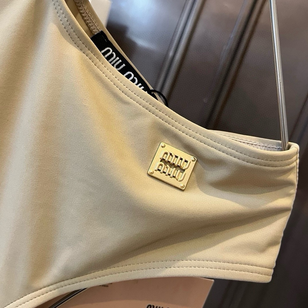 。
缪缪miumiu2024新款比基尼👙❤️😍🥰适合多种场景的游泳衣🏊‍♀️海边 游泳池 温泉 水上乐园