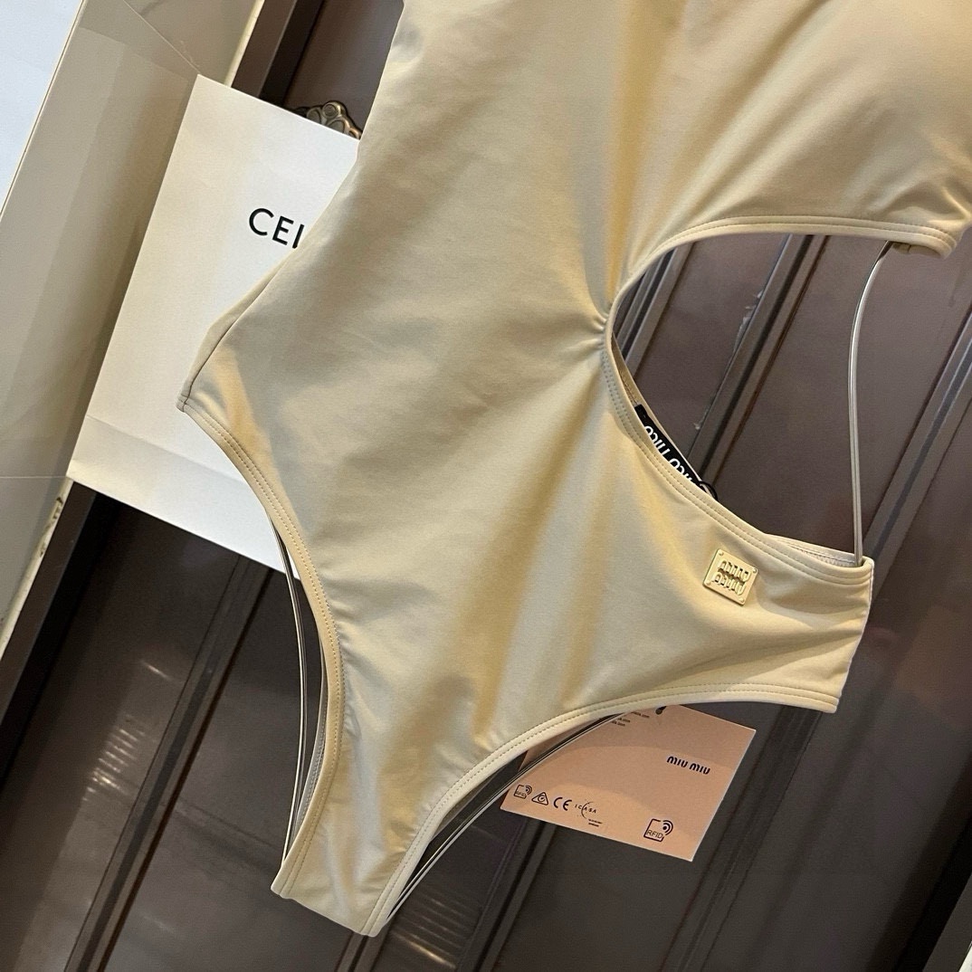 。
缪缪miumiu2024新款比基尼👙❤️😍🥰适合多种场景的游泳衣🏊‍♀️海边 游泳池 温泉 水上乐园