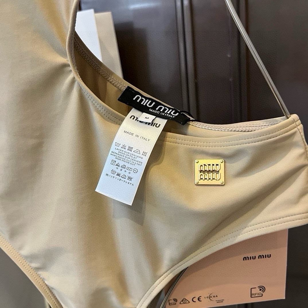 。
缪缪miumiu2024新款比基尼👙❤️😍🥰适合多种场景的游泳衣🏊‍♀️海边 游泳池 温泉 水上乐园