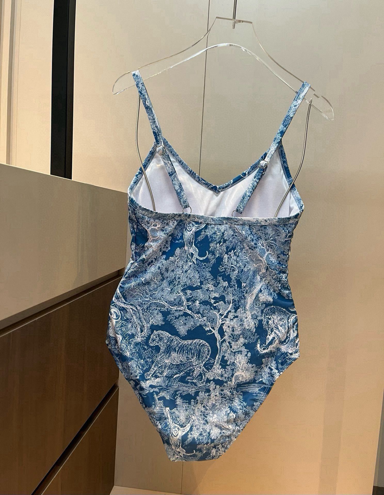 。
Dior迪奥新款连体泳衣  😍🥰适合多种场景的游泳衣🏊‍♀️海边 游泳池 温泉 水上乐园 漂流都可以