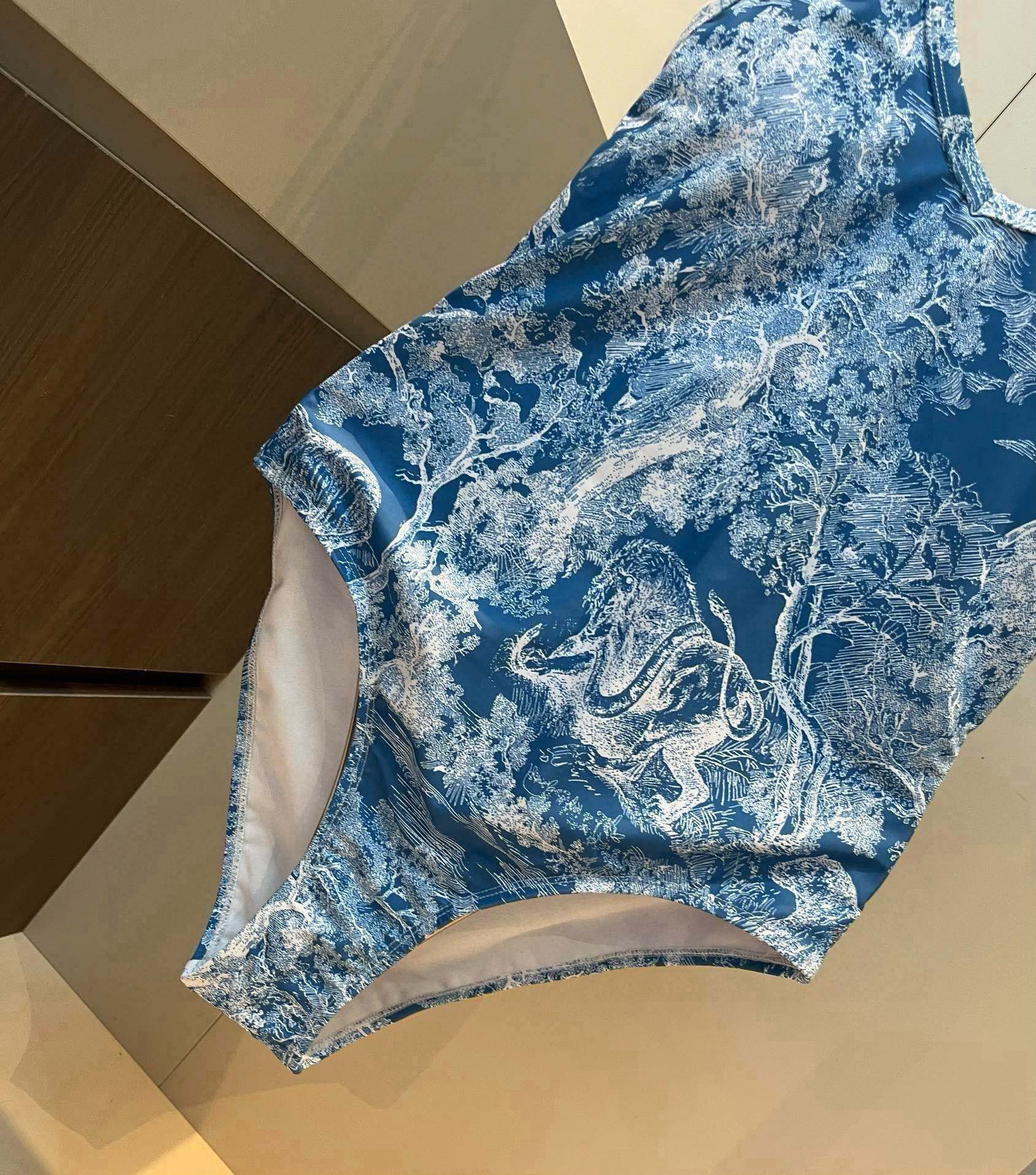 。
Dior迪奥新款连体泳衣  😍🥰适合多种场景的游泳衣🏊‍♀️海边 游泳池 温泉 水上乐园 漂流都可以