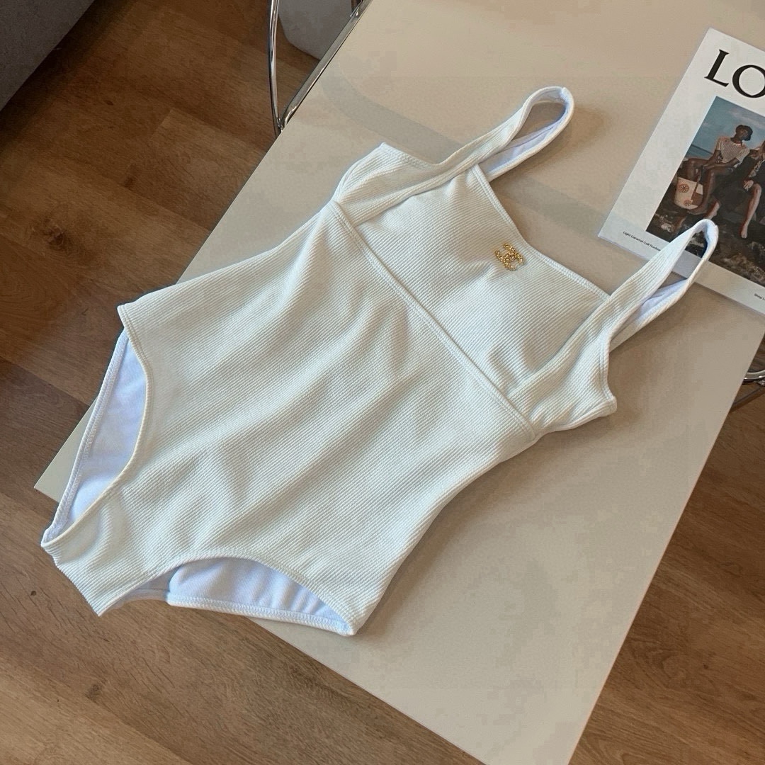 。
Chanel 香奈儿连体泳衣 😍🥰适合多种场景的游泳衣🏊‍♀️海边 游泳池 温泉 水上乐园 漂流都可