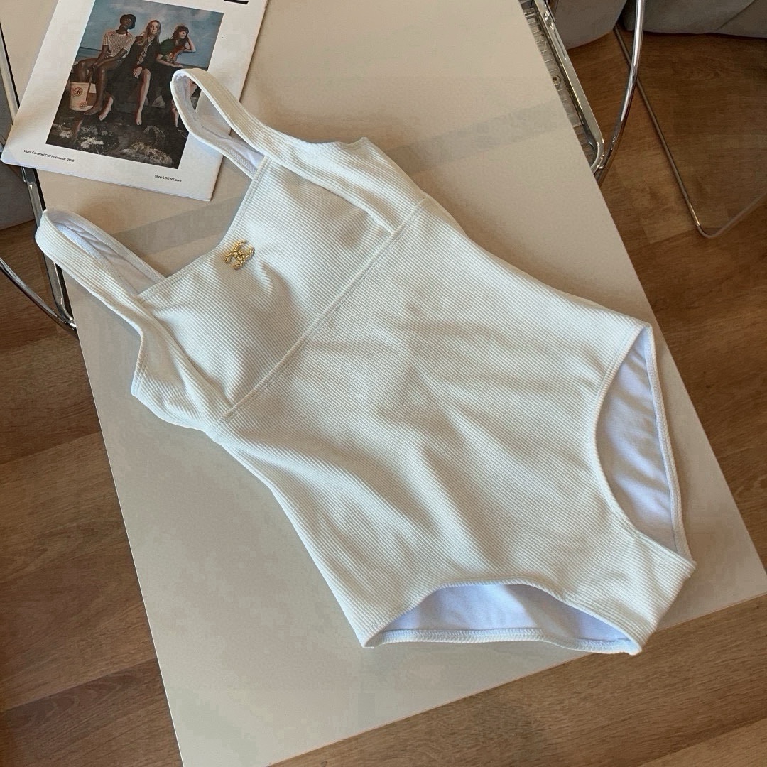 。
Chanel 香奈儿连体泳衣 😍🥰适合多种场景的游泳衣🏊‍♀️海边 游泳池 温泉 水上乐园 漂流都可