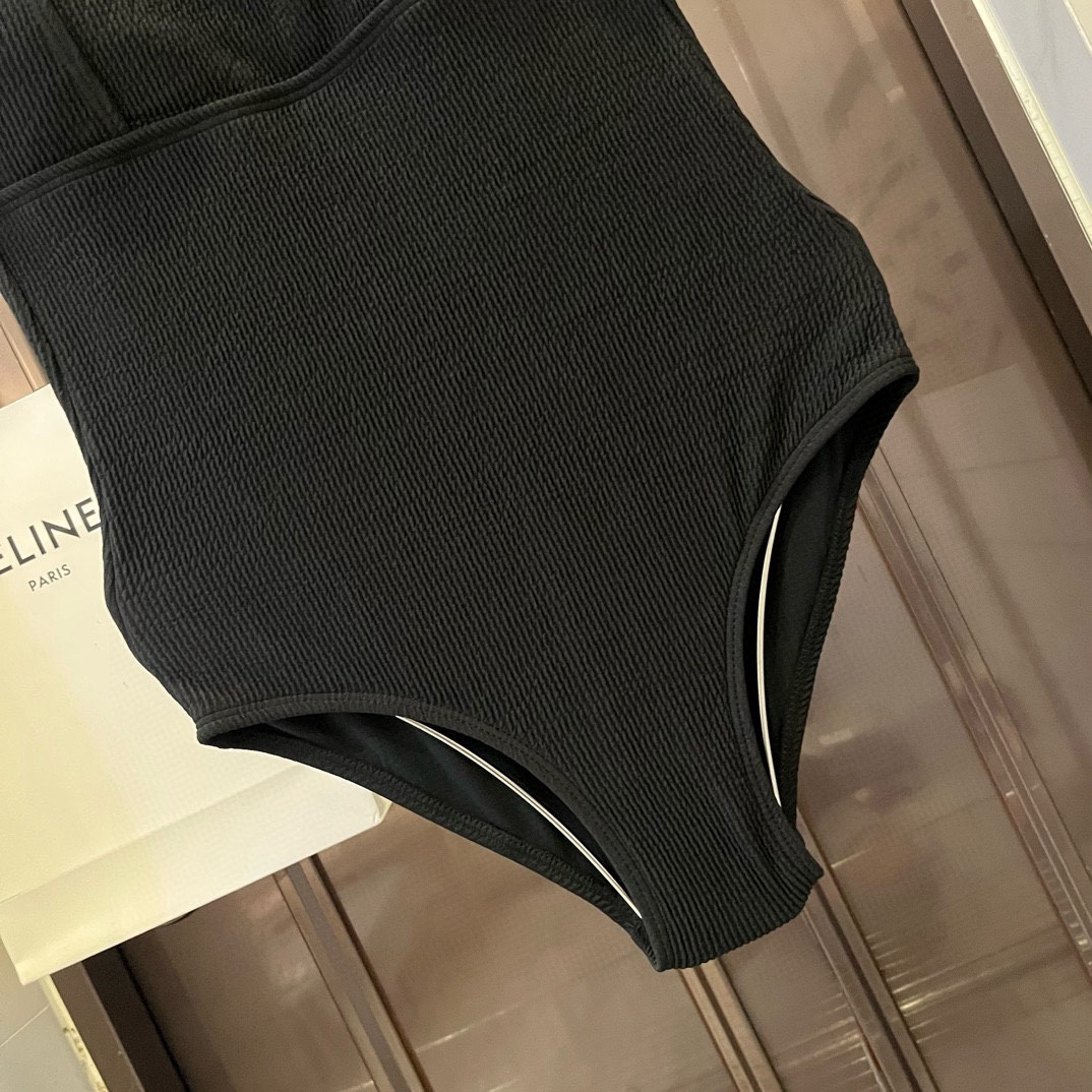 。
Chanel 香奈儿连体泳衣 😍🥰适合多种场景的游泳衣🏊‍♀️海边 游泳池 温泉 水上乐园 漂流都可