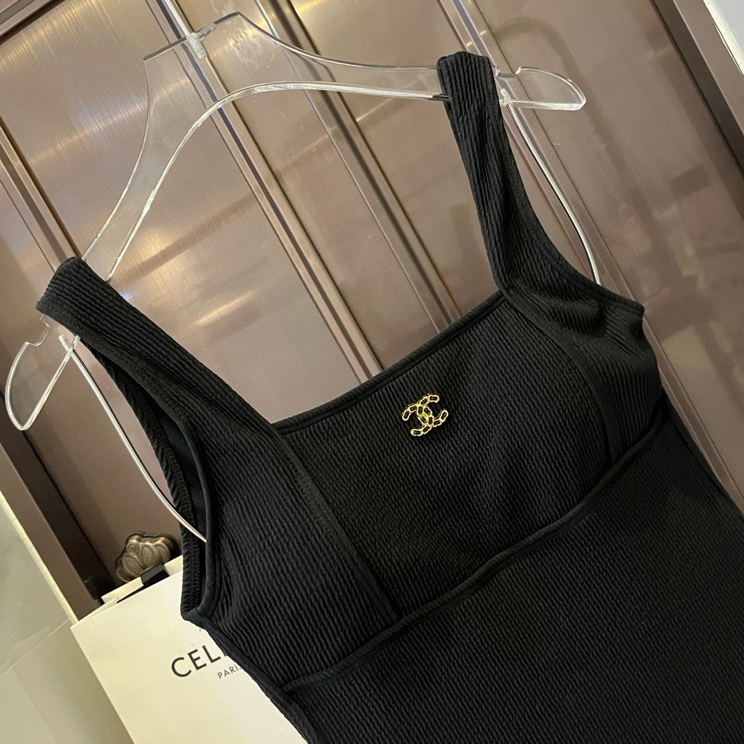 。
Chanel 香奈儿连体泳衣 😍🥰适合多种场景的游泳衣🏊‍♀️海边 游泳池 温泉 水上乐园 漂流都可