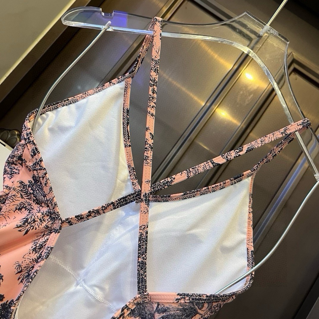 。

Dior迪奥2024官方新款连体泳衣比基尼，S M L XL