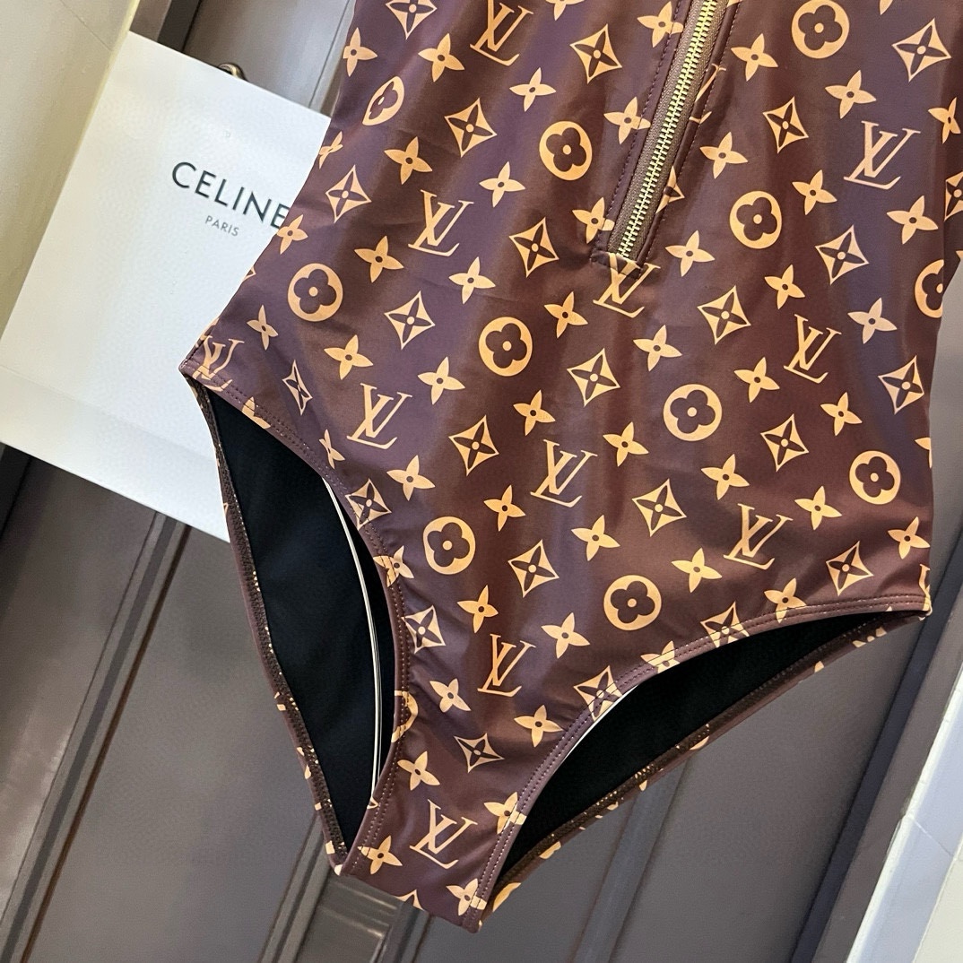 。
Lv路易威登新款连体泳衣  😍🥰适合多种场景的游泳衣🏊‍♀️海边 游泳池 温泉 水上乐园 漂流都可以